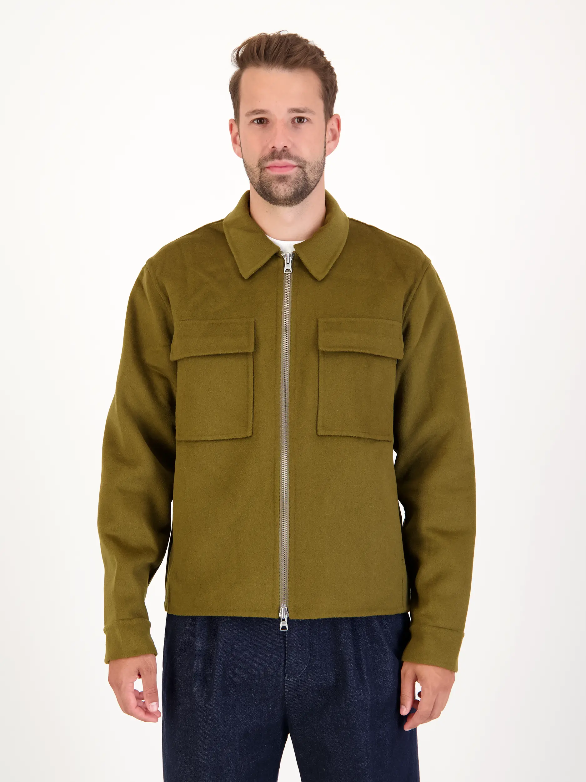 Overshirt 'Alban' aus Wolle - Artikel Vorderseite getragen von einem Modell - Farbe: Grün
