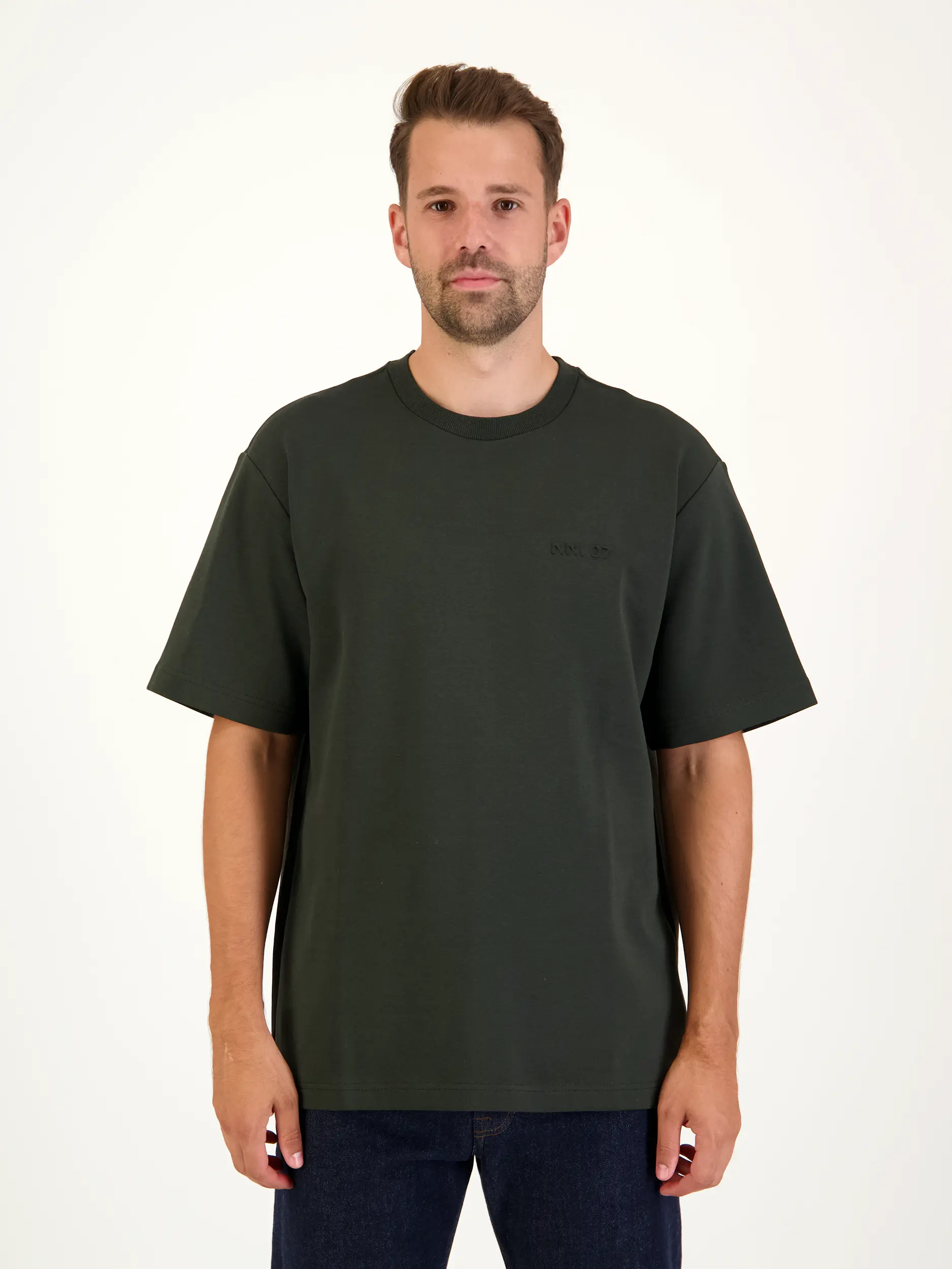 T-Shirt 'Nat' - Artikel Vorderseite getragen von einem Modell - Farbe: Grün