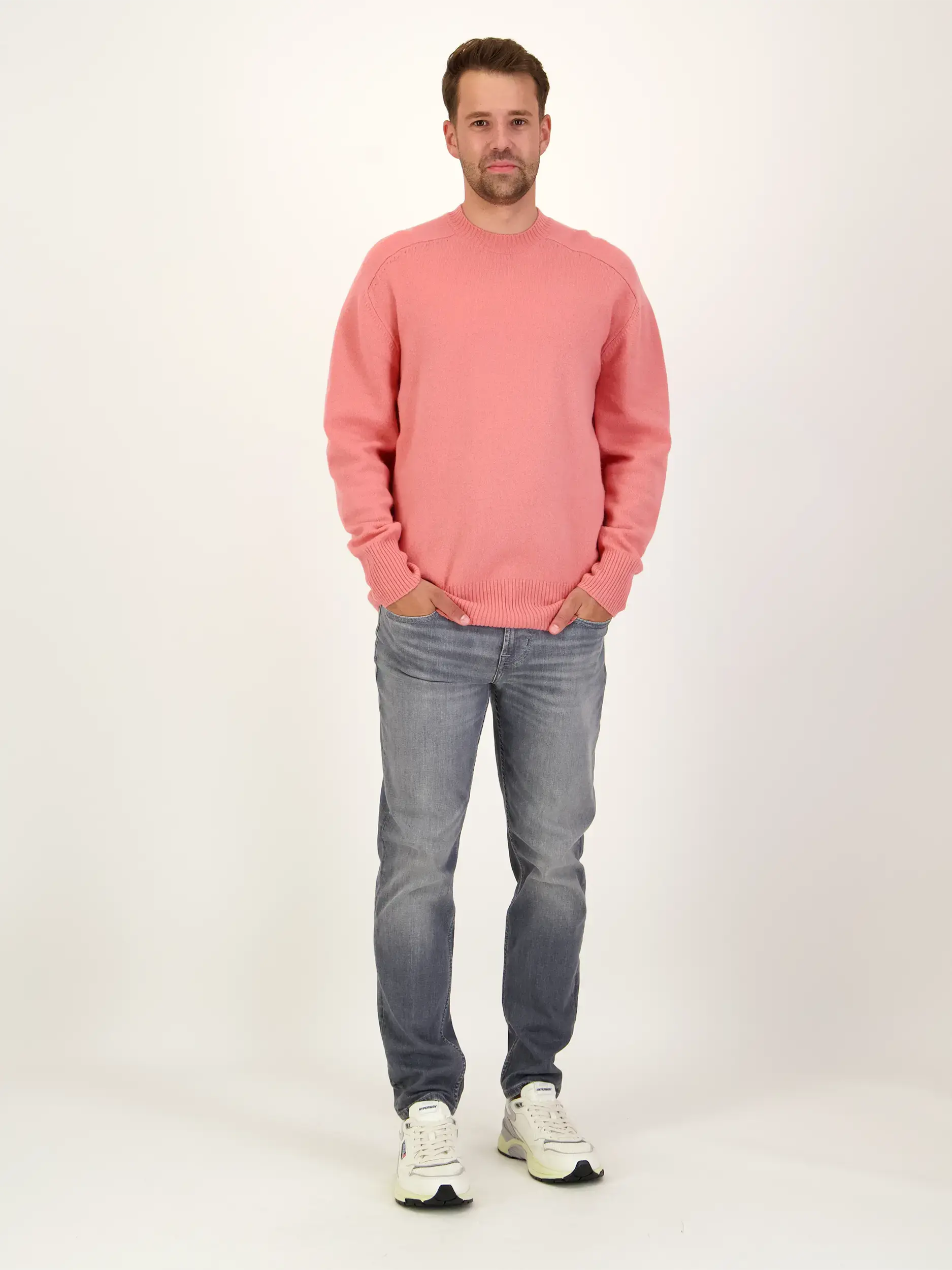 Pullover aus Kaschmir langarm - Artikel Teil eines Outfits getragen von einem Modell