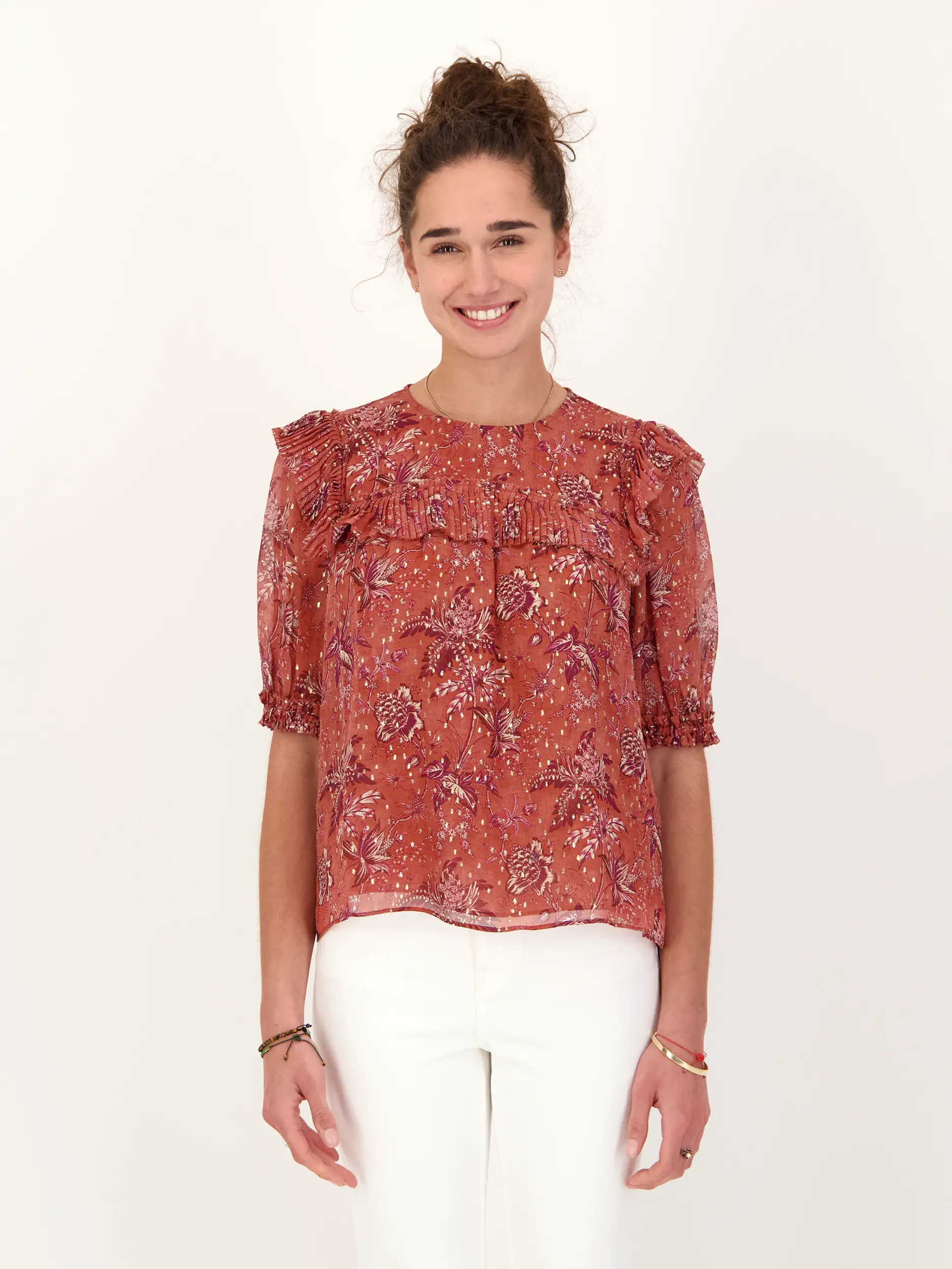 Geblümte Seidenbluse 'Jodie' kurzarm - Artikel Vorderseite getragen von einem Modell - Farbe: Rot