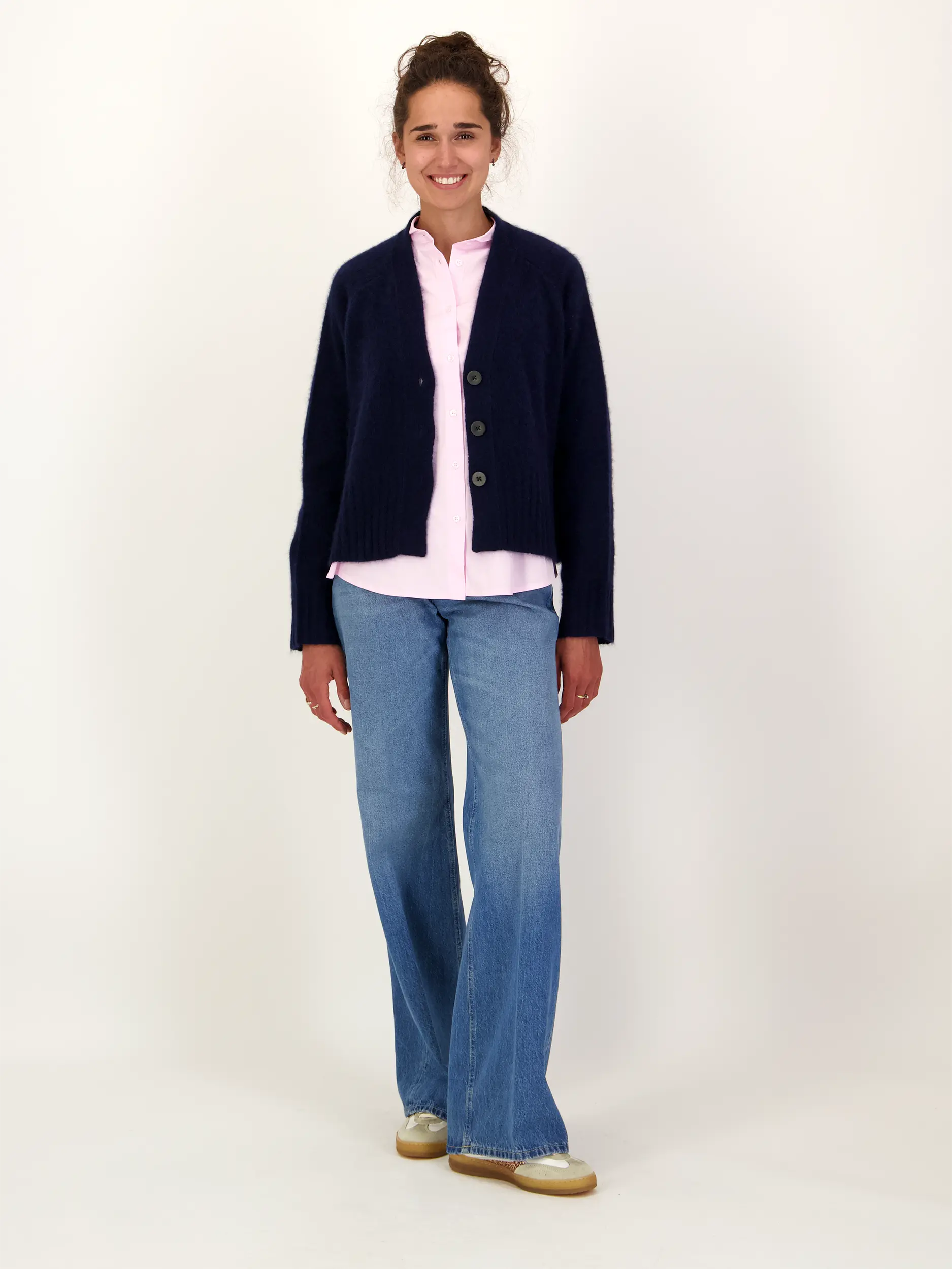 Strickjacke 'Austell' aus Kaschmir - Artikel Teil eines Outfits getragen von einem Modell