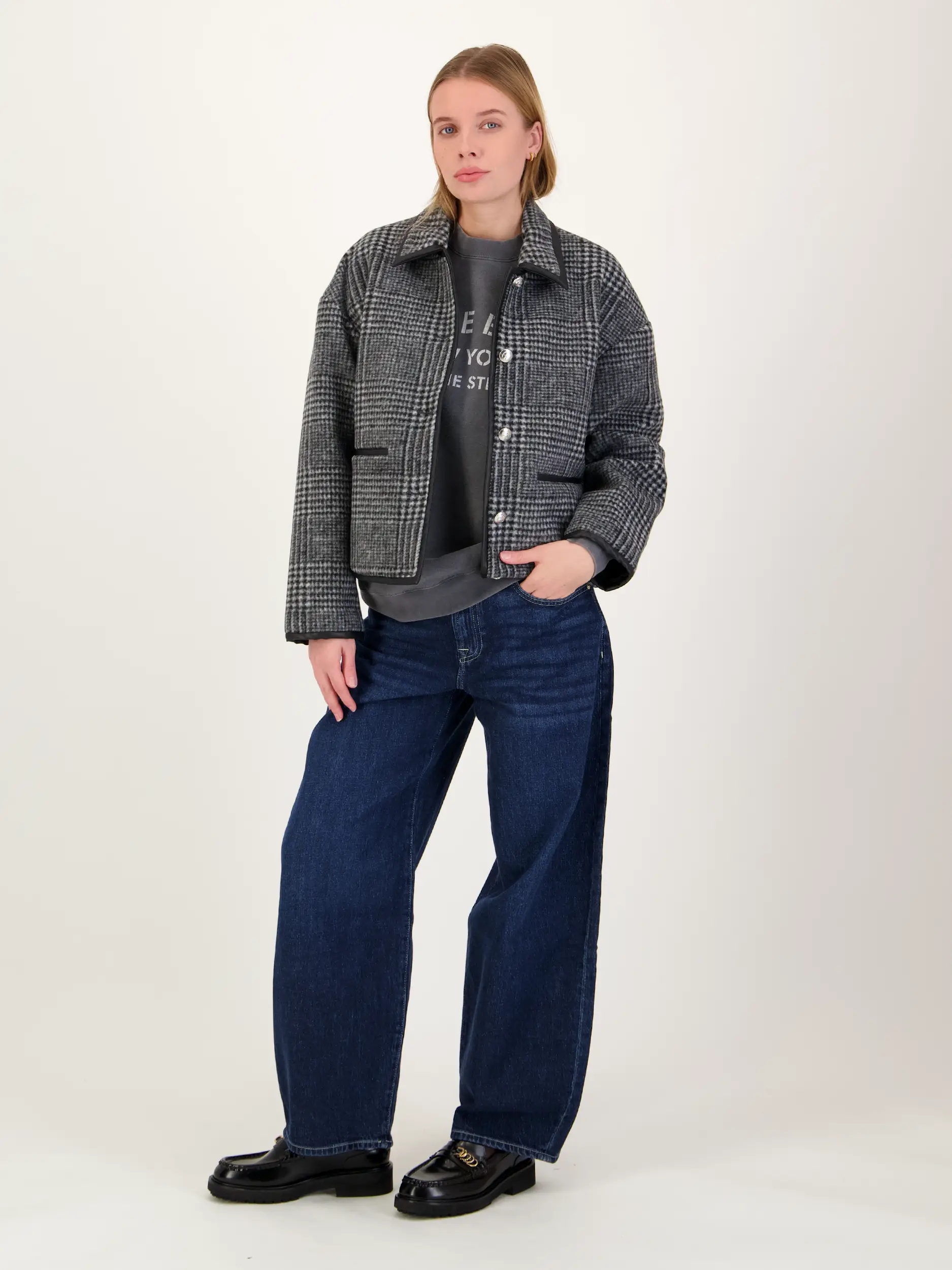 Sweatshirt 'Miles' mit Logo-Print - Artikel Teil eines Outfits getragen von einem Modell - Farbe: Grau Sweatshirt 'Miles' mit Logo-Print - Artikel Teil eines Outfits getragen von einem Modell - Farbe: Grau