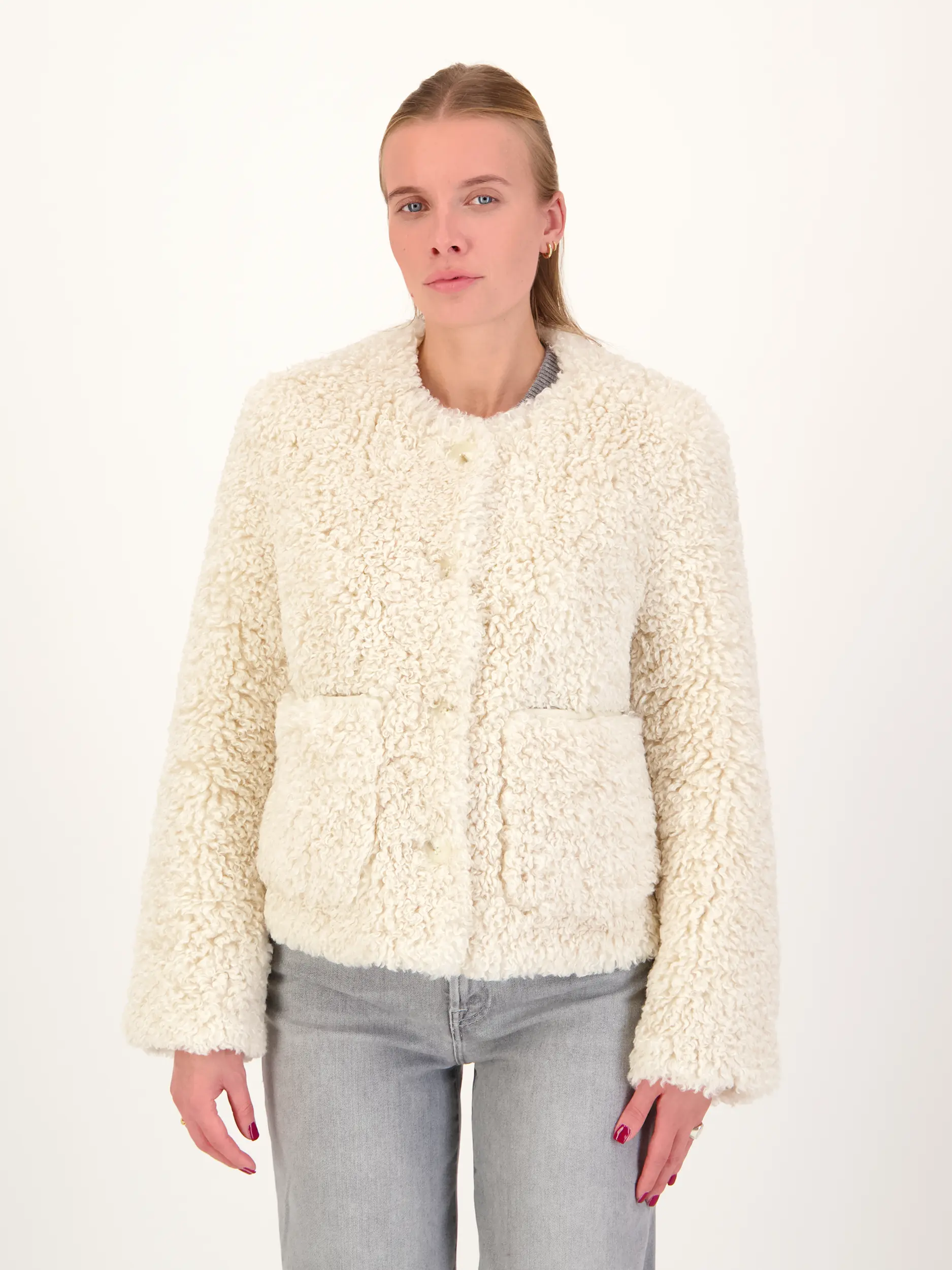 Teddyjacke 'Emilia' - Artikel Vorderseite getragen von einem Modell - Farbe: Beige