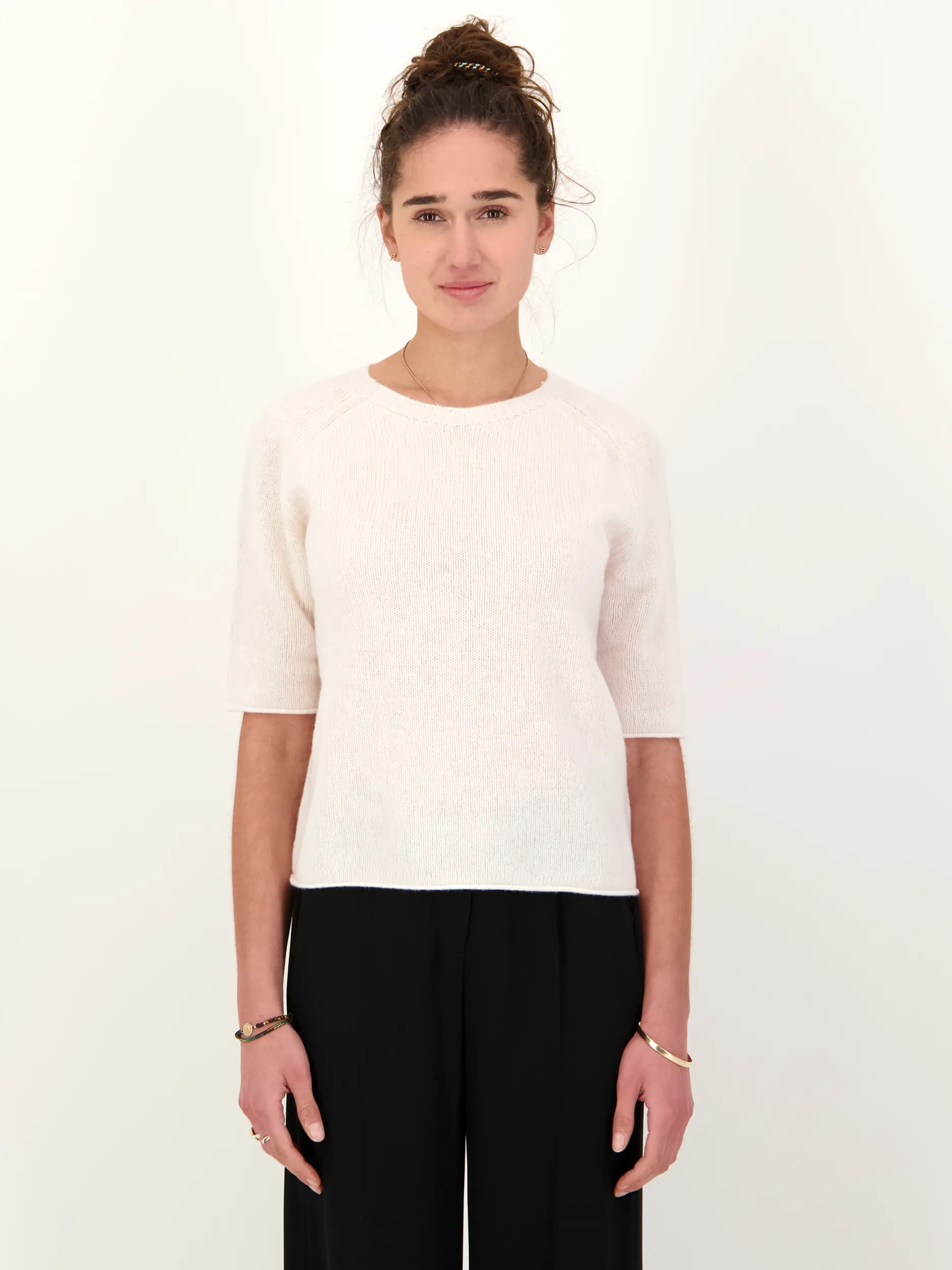 Pullover aus Wolle-Kaschmir kurzarm - Artikel Vorderseite getragen von einem Modell - Farbe: Creme