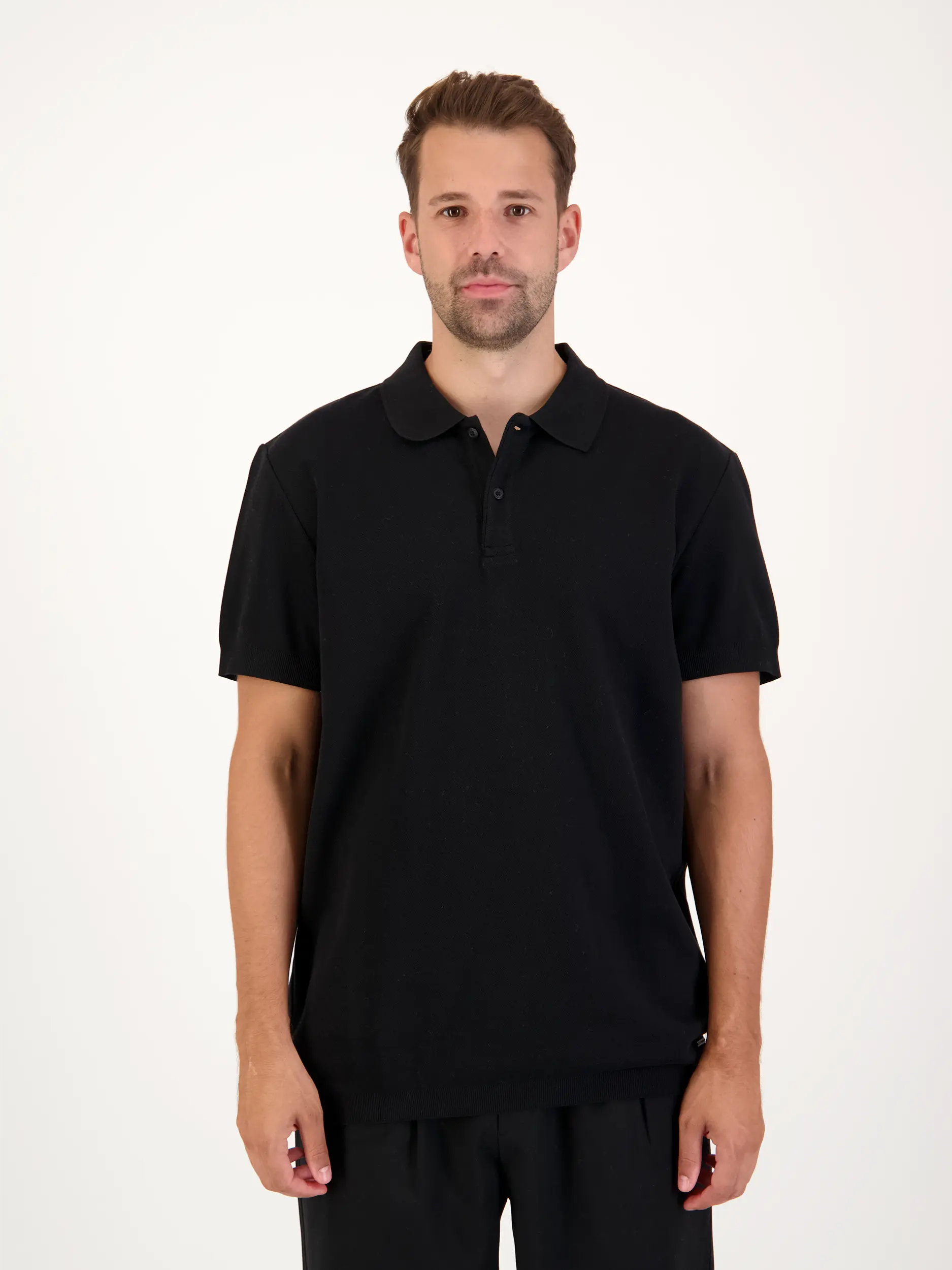 Poloshirt 'Jemma' - Artikel Vorderseite getragen von einem Modell - Farbe: Schwarz