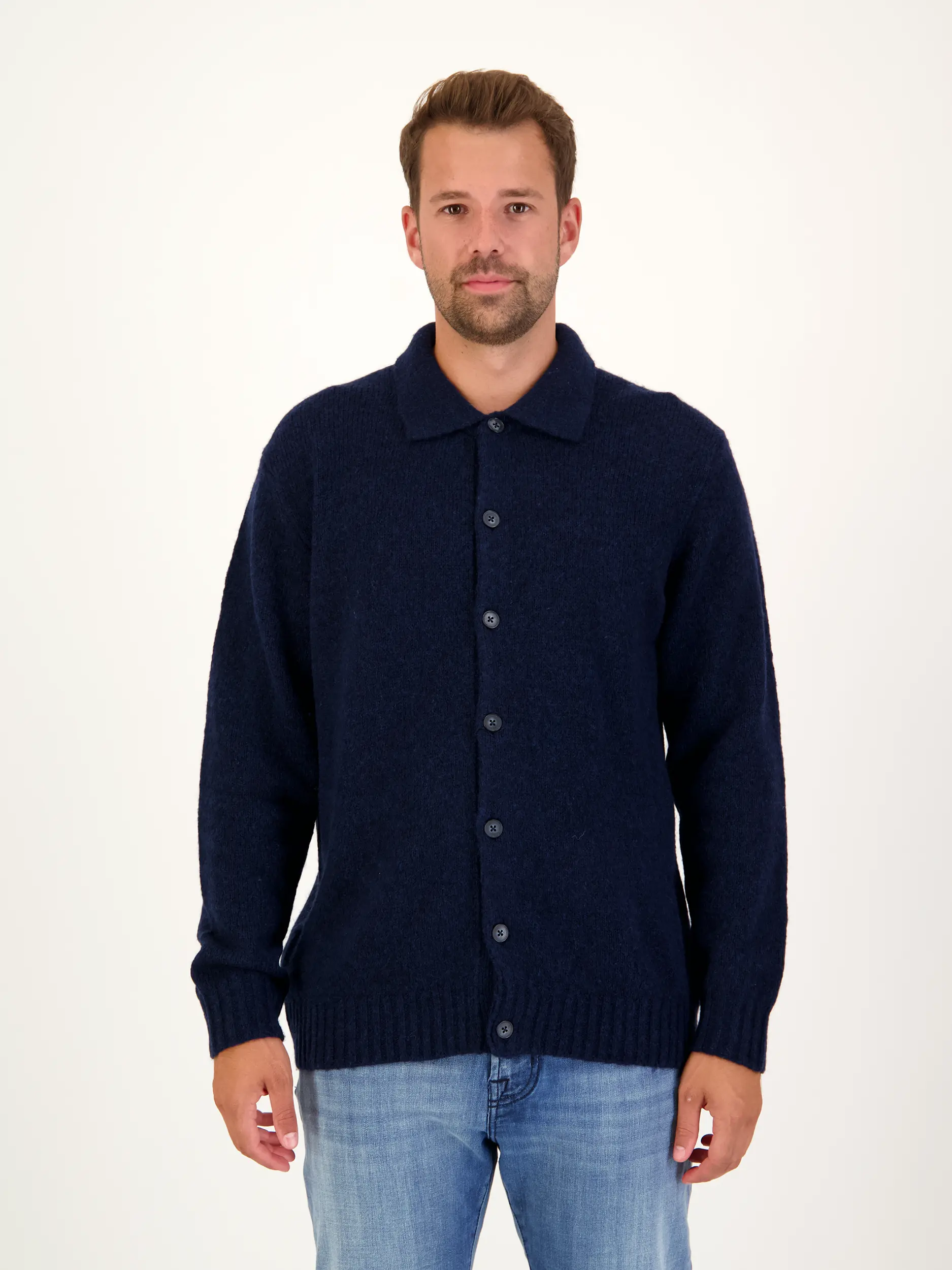Strickjacke 'Lee' aus Merinowoll-Mix - Artikel Vorderseite getragen von einem Modell - Farbe: Blau