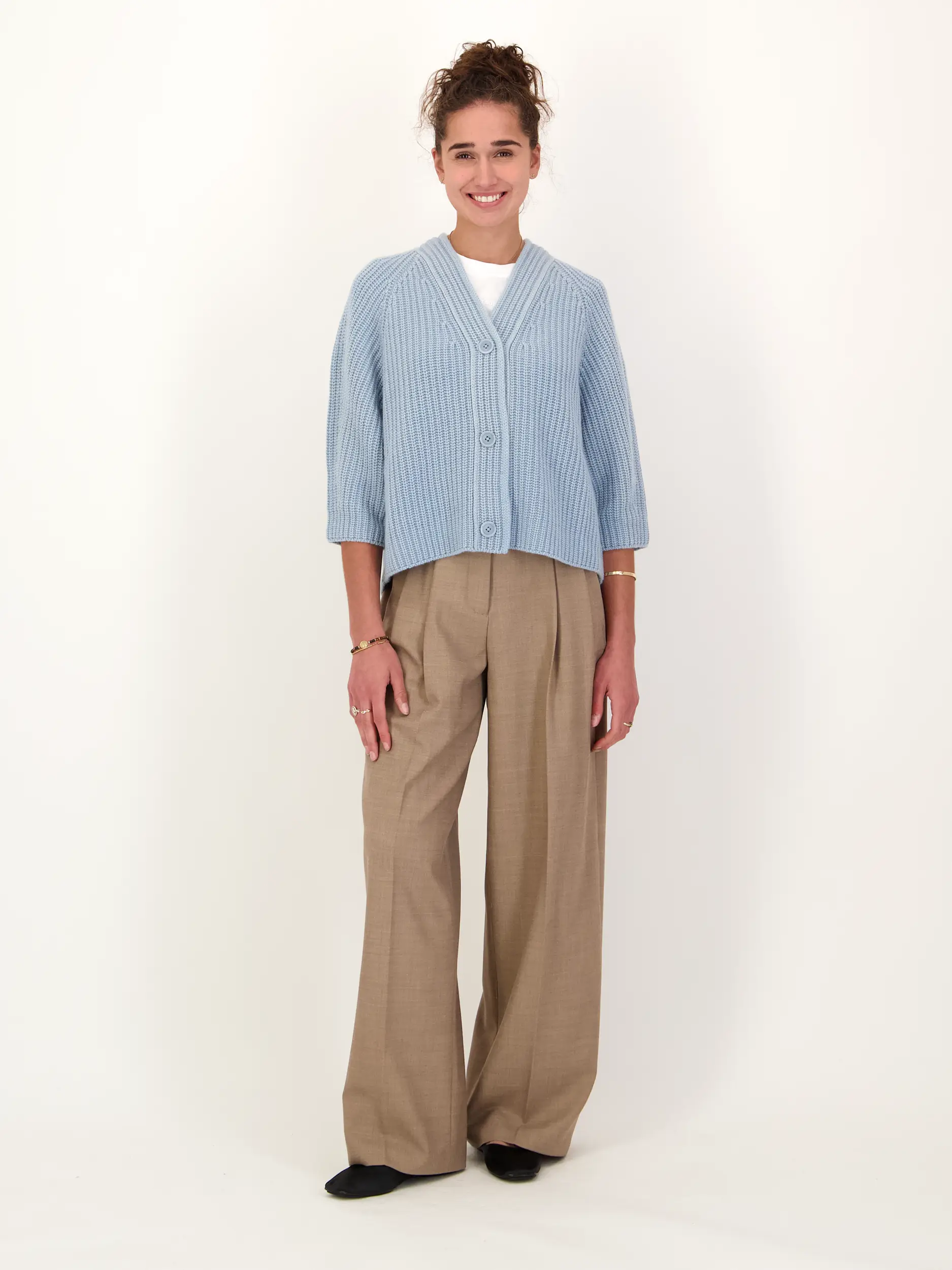 Strickjacke 'Fallou' aus Kaschmir - Artikel Teil eines Outfits getragen von einem Modell - Farbe: Blau