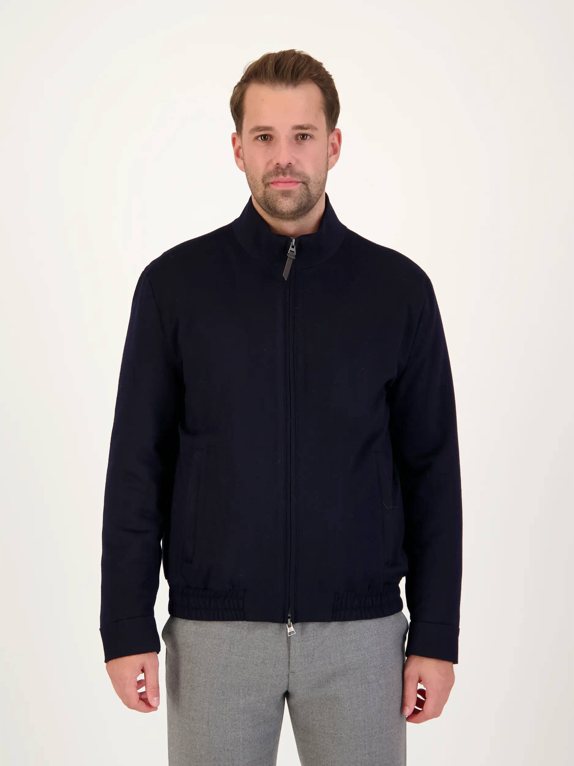 Wolljacke 'Dino' - Artikel Vorderseite getragen von einem Modell - Farbe: Blau