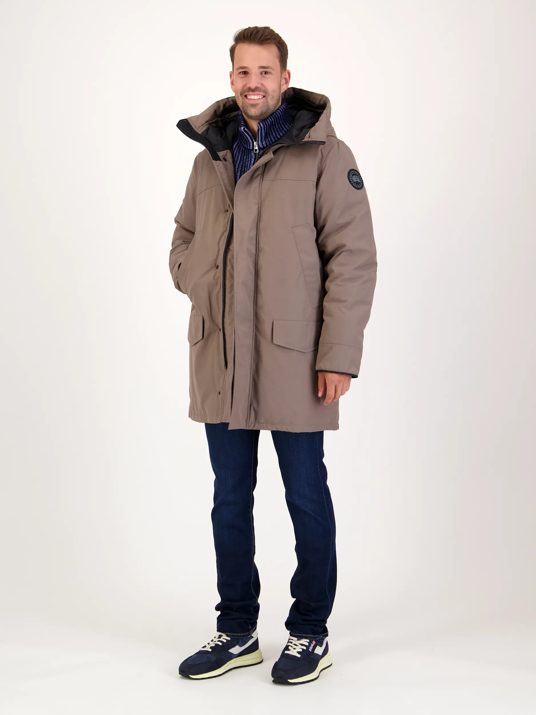 Kurzmantel 'Langford' aus Daunen - Artikel Teil eines Outfits getragen von einem Modell - Farbe: Braun