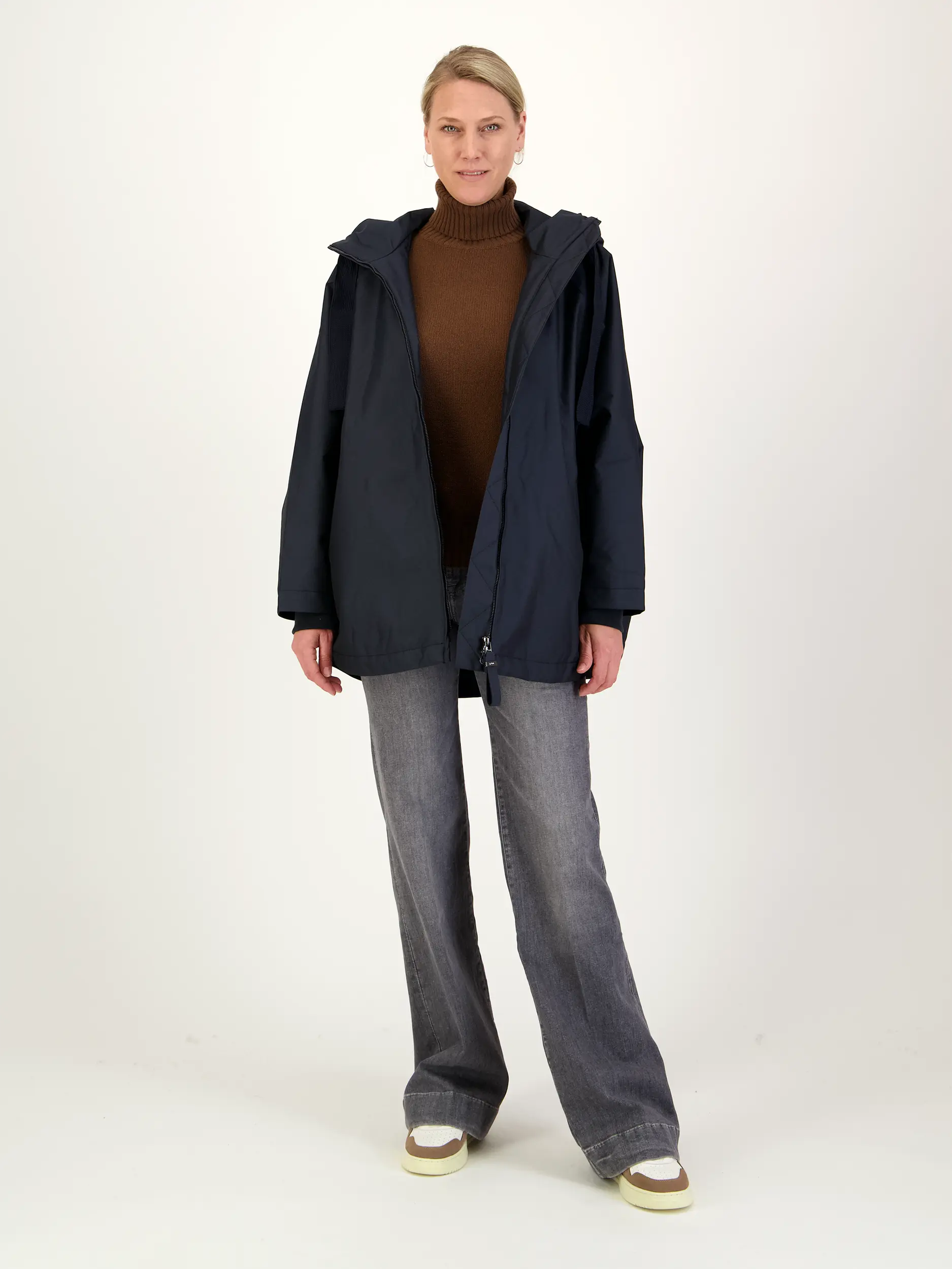 Jacke 'Pure' - Artikel Teil eines Outfits getragen von einem Modell - Farbe: Blau