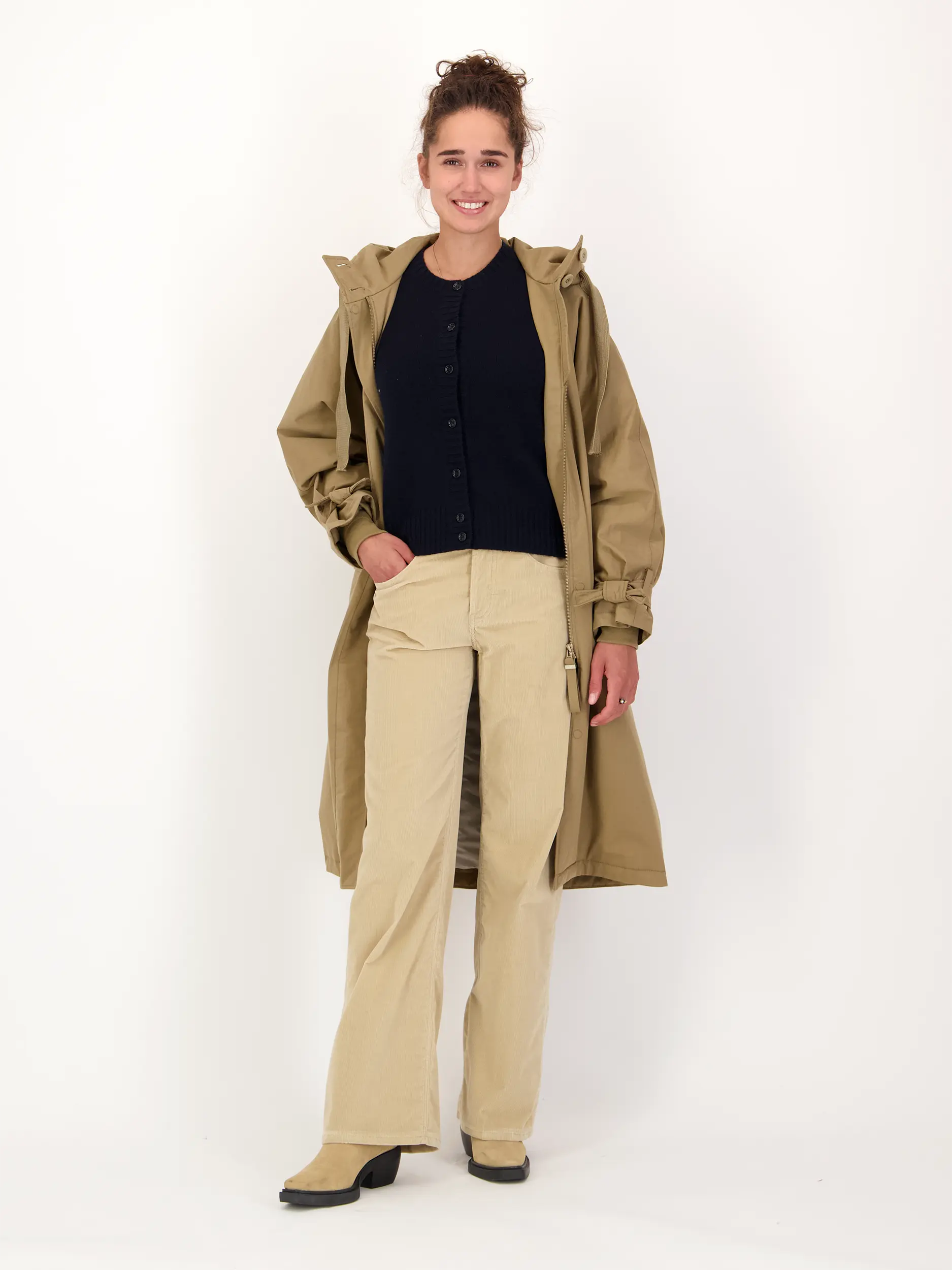 Cordhose 'Jacklyn' - Artikel Teil eines Outfits getragen von einem Modell - Farbe: Beige