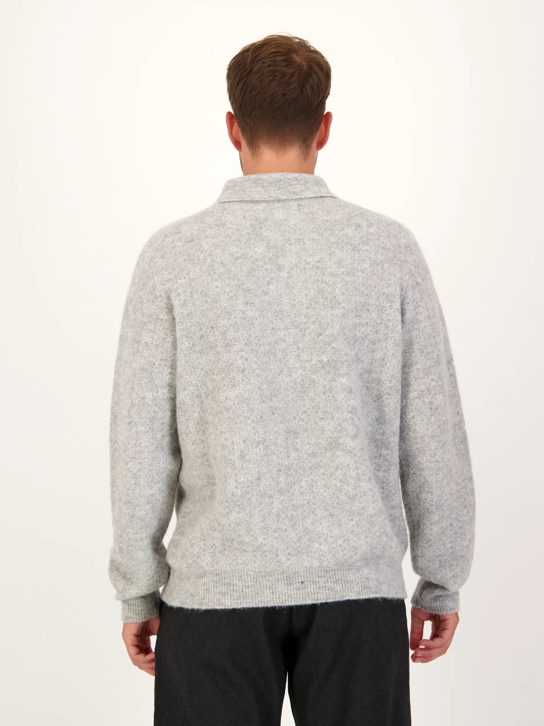 Pullover 'Alfie' aus Woll-Mix langarm - Artikel Rückseite getragen von einem Modell - Farbe: Grau