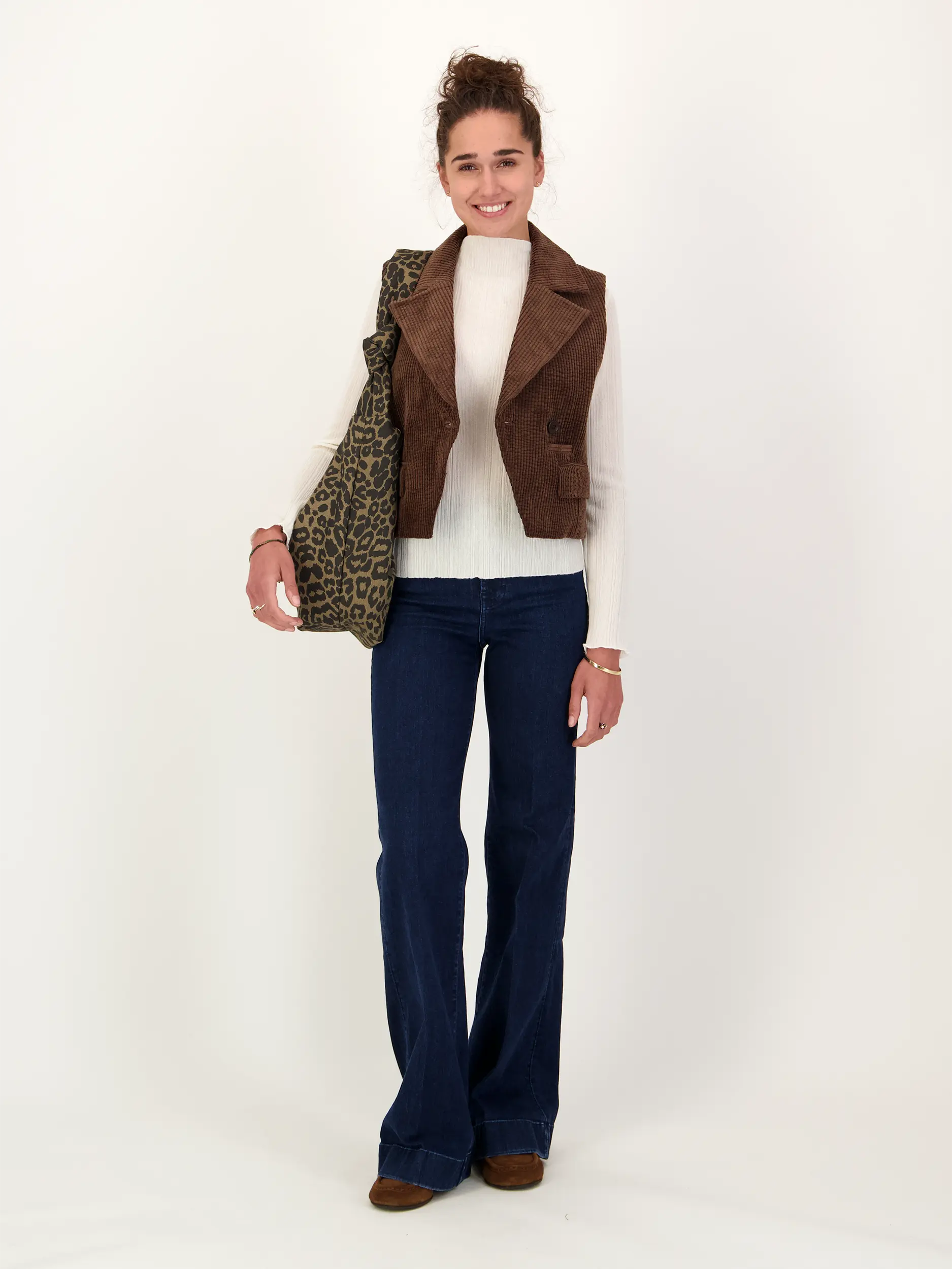 Rippstrickshirt 'Sajose' aus Wolle - Artikel Teil eines Outfits getragen von einem Modell - Farbe: Creme