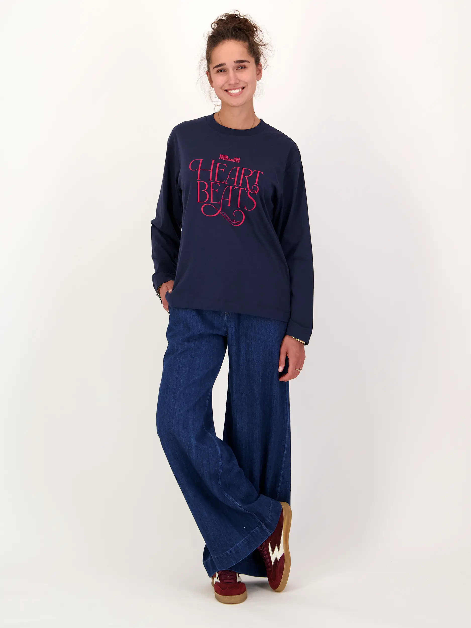 Langarmshirt mit Logo - Artikel Teil eines Outfits getragen von einem Modell - Farbe: Blau