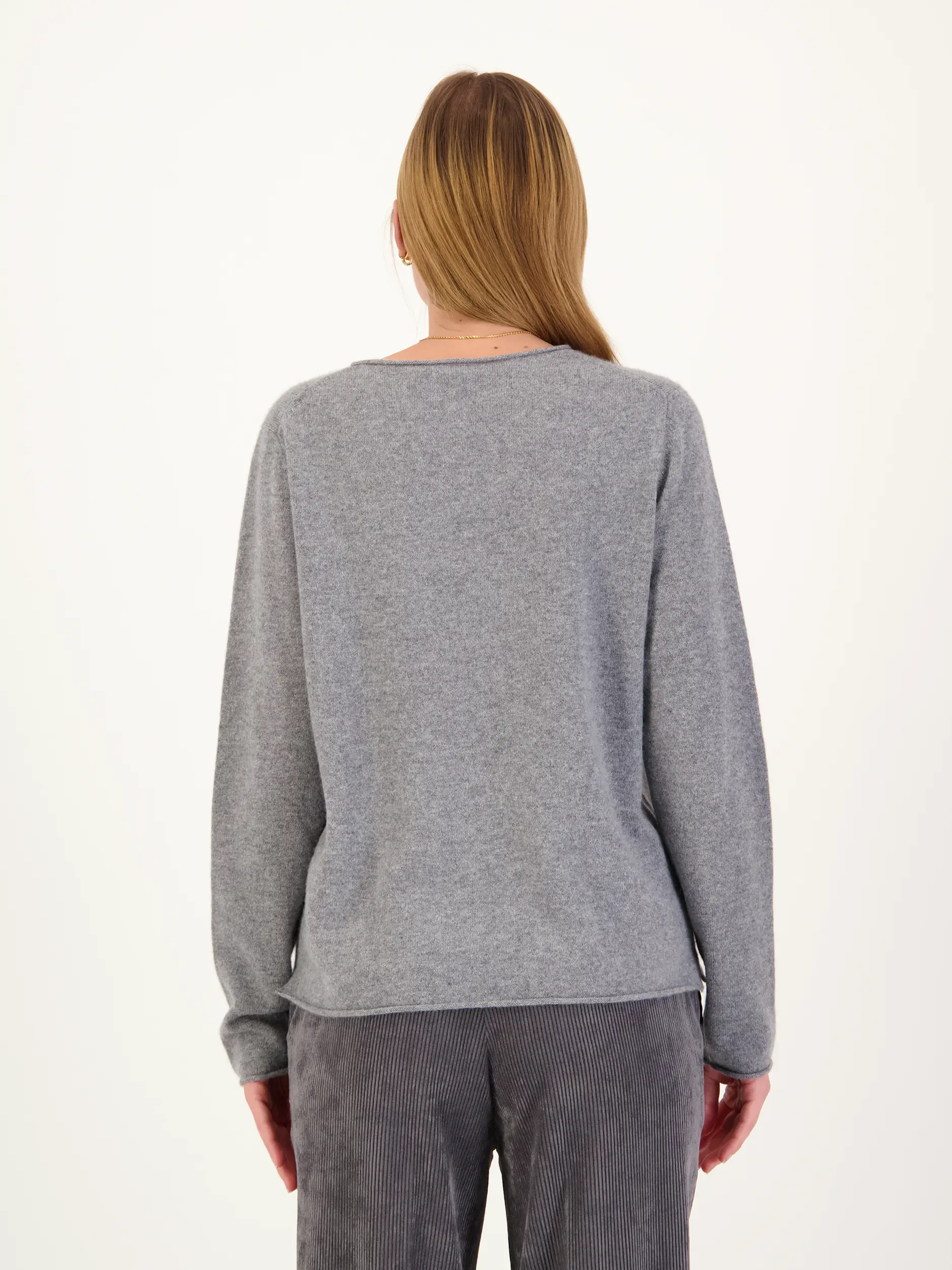 Pullover aus Kaschmir langarm - Artikel Rückseite getragen von einem Modell - Farbe: Grau