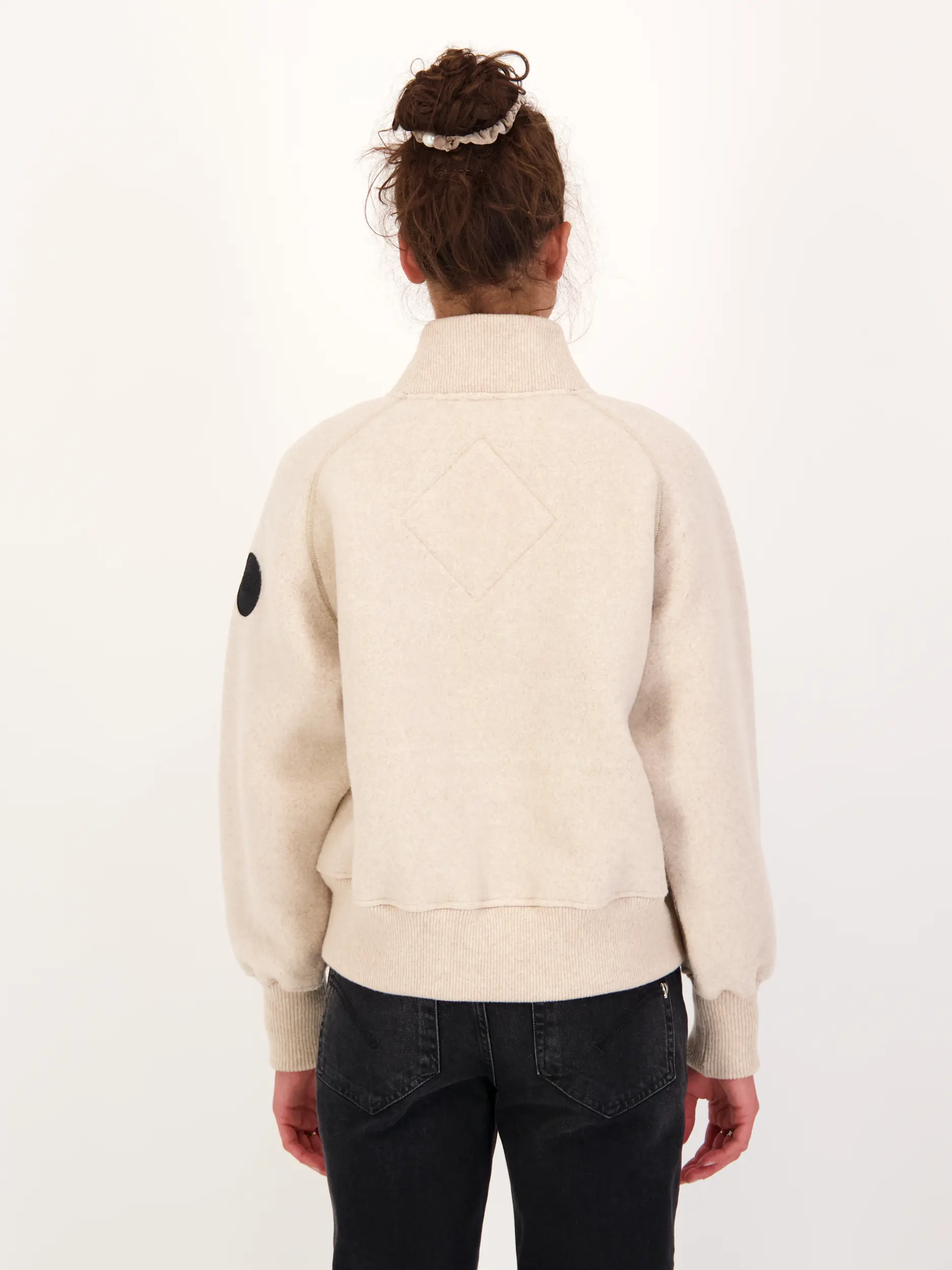 Bomberjacke ' Sierra' aus Fleece - Artikel Rückseite getragen von einem Modell - Farbe: Beige