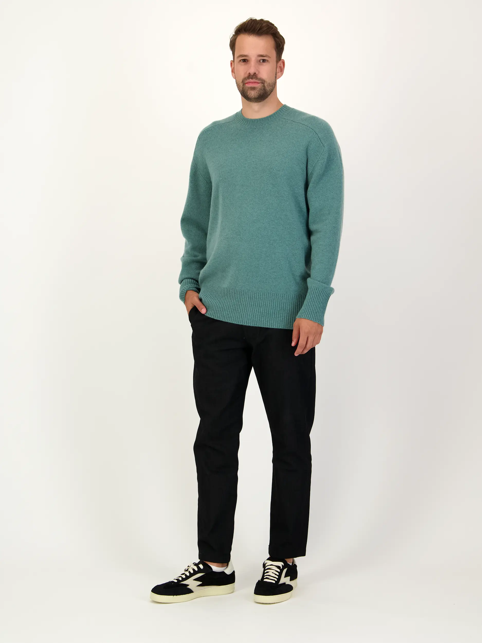 Pullover aus Kaschmir langarm - Artikel Teil eines Outfits getragen von einem Modell - Farbe: Grün