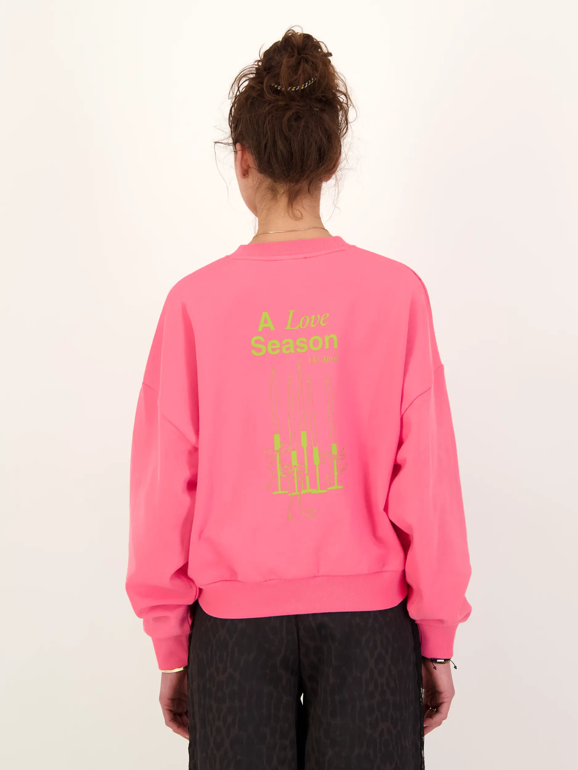 Sweatshirt 'Love' - Artikel Rückseite getragen von einem Modell - Farbe: Rosa&Pink