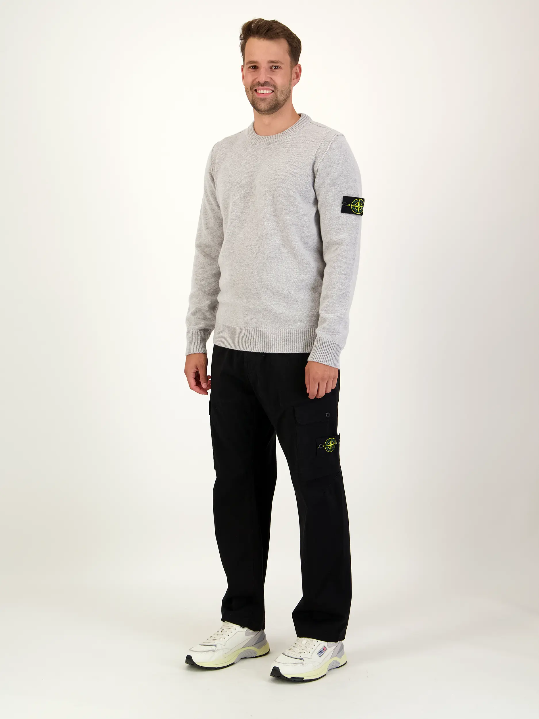 Pullover - Artikel Teil eines Outfits getragen von einem Modell