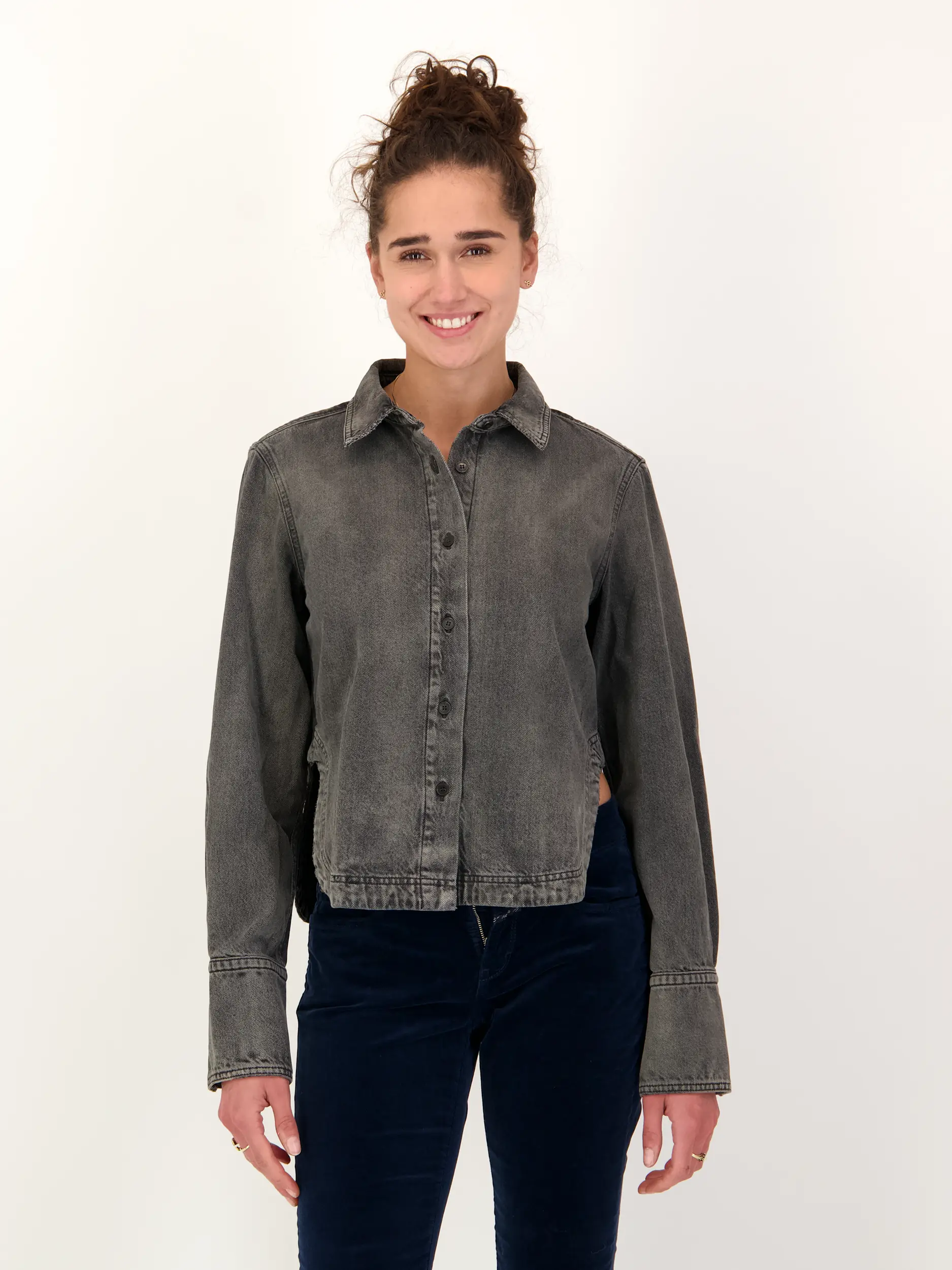 Jeansbluse langarm - Artikel Vorderseite getragen von einem Modell - Farbe: Grau