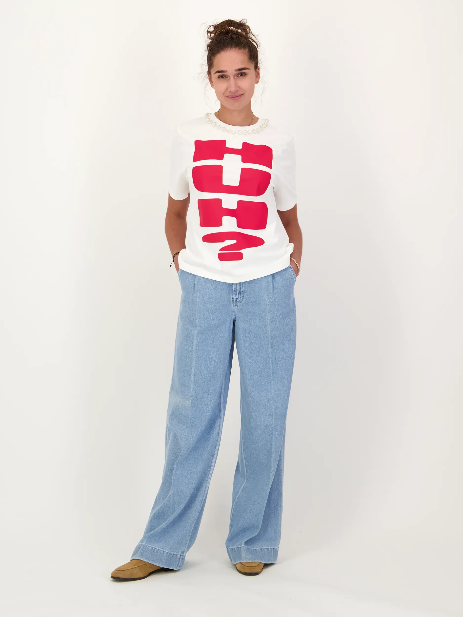 T-Shirt 'isos' mit Print - Artikel Teil eines Outfits getragen von einem Modell - Farbe: Weiß