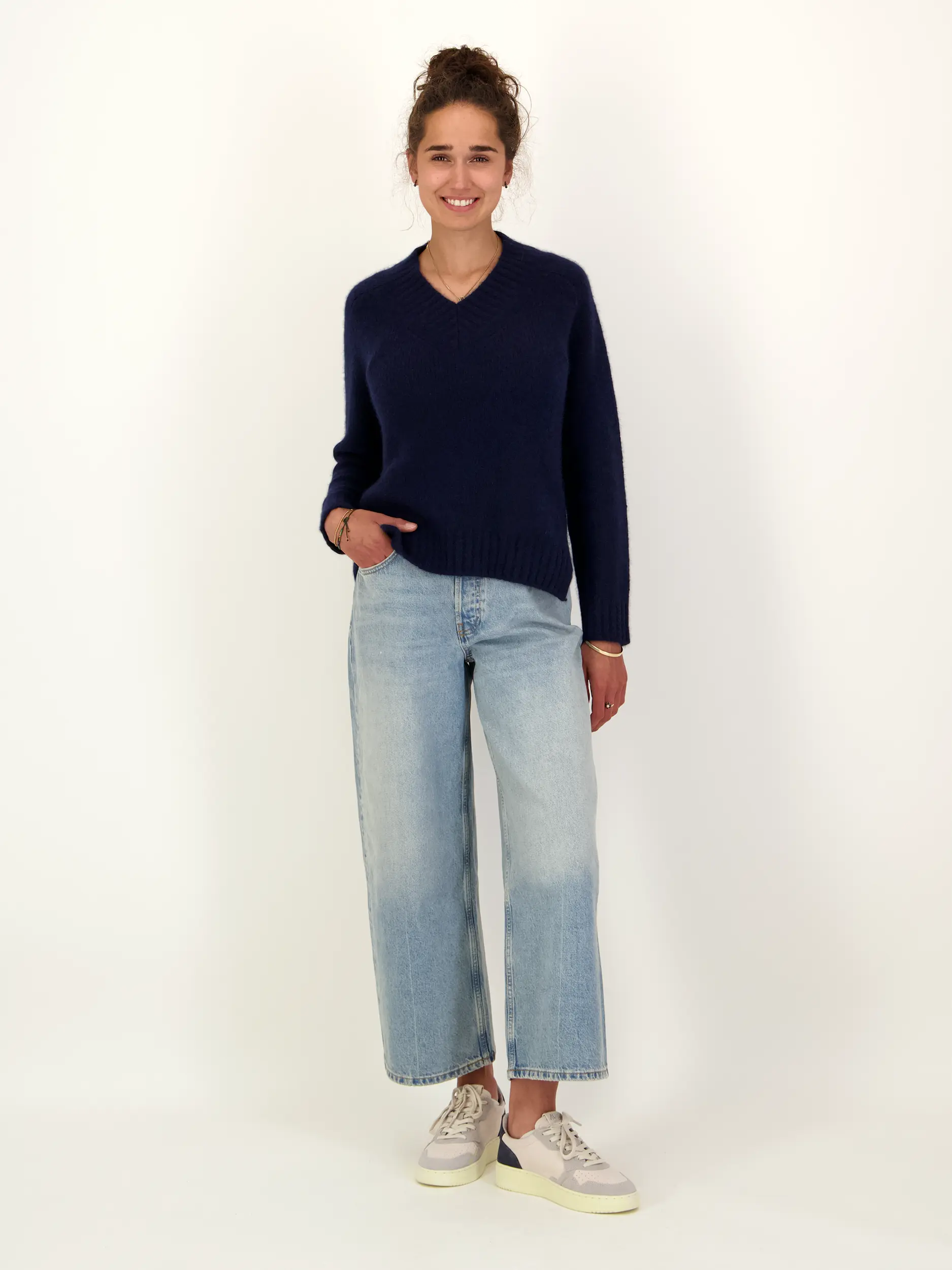 Pullover aus Kaschmir - Artikel Teil eines Outfits getragen von einem Modell