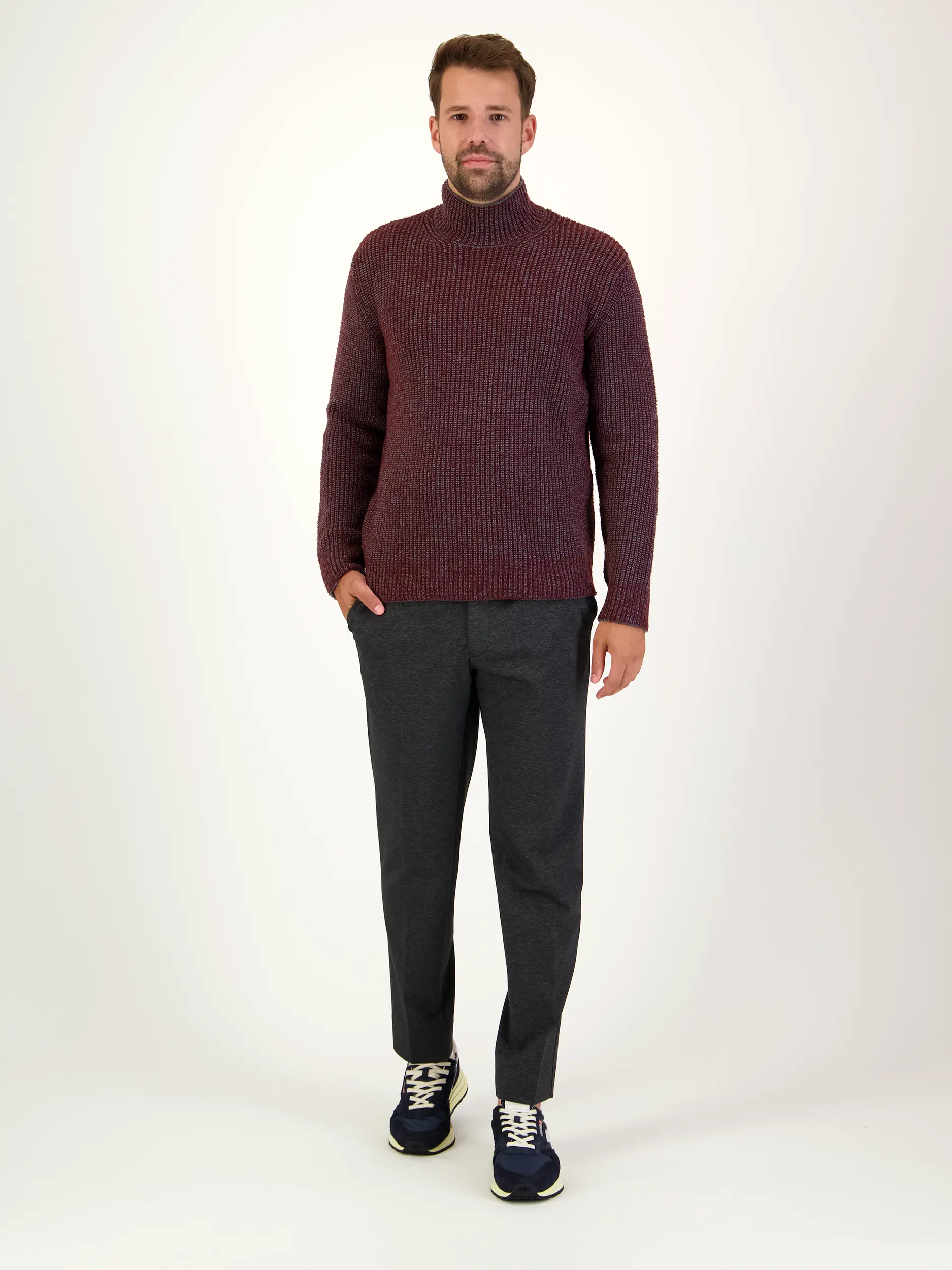 Chino 'Davide' - Artikel Teil eines Outfits getragen von einem Modell Chino 'Davide' - Artikel Teil eines Outfits getragen von einem Modell