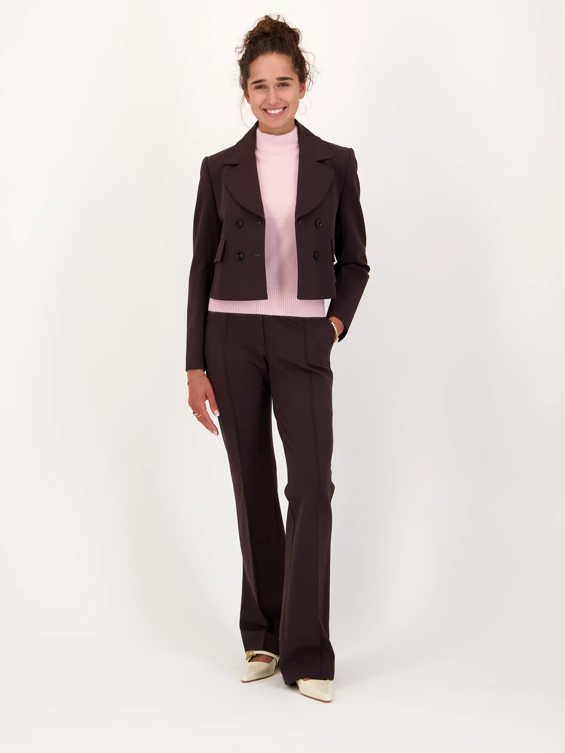 Business Hose 'Emotional Essence' - Artikel Teil eines Outfits getragen von einem Modell - Farbe: Braun