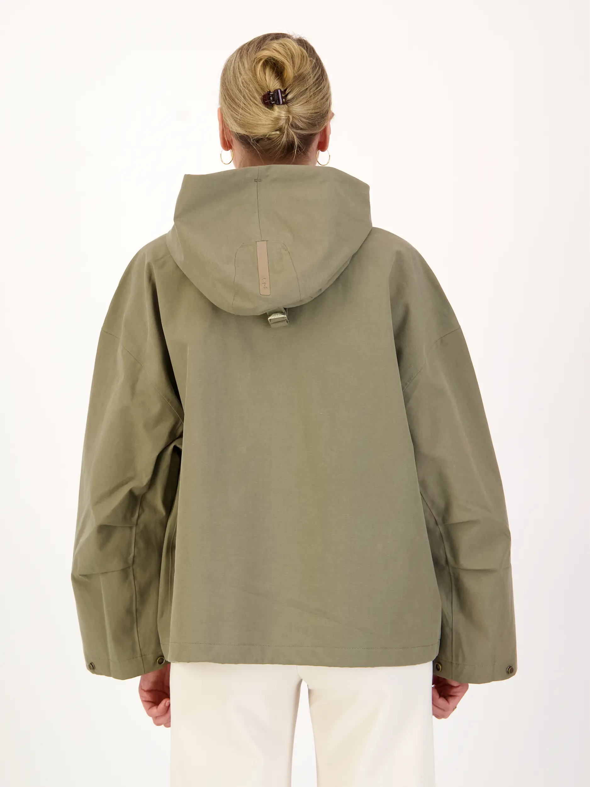 Jacke 'Elle' - Artikel Rückseite getragen von einem Modell - Farbe: Grün