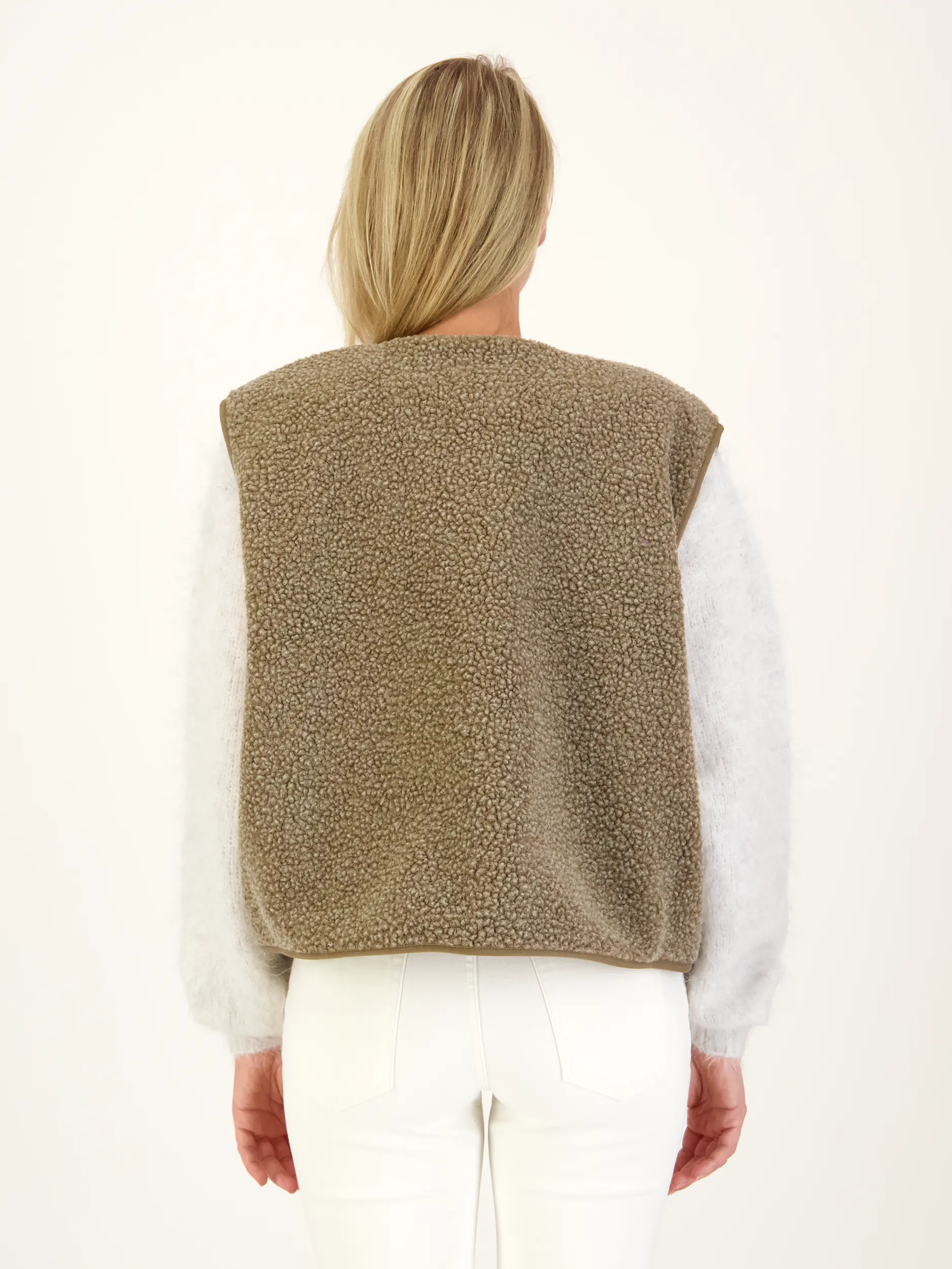 Oversized Weste - Artikel Rückseite getragen von einem Modell Oversized Weste - Artikel Rückseite getragen von einem Modell