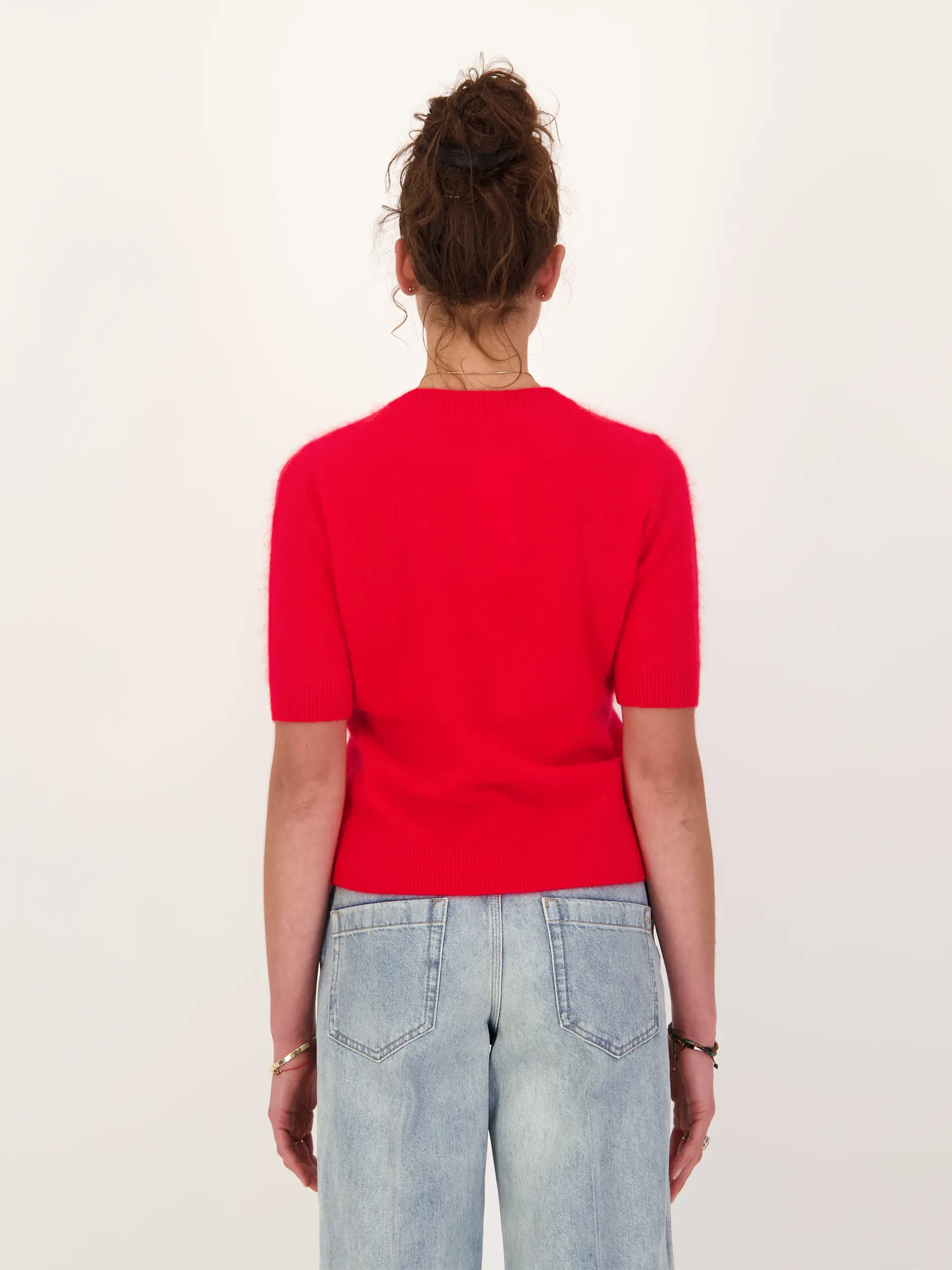 Pullover 'Fluffy Statements' aus Wolle kurzarm - Artikel Rückseite getragen von einem Modell - Farbe: Rot