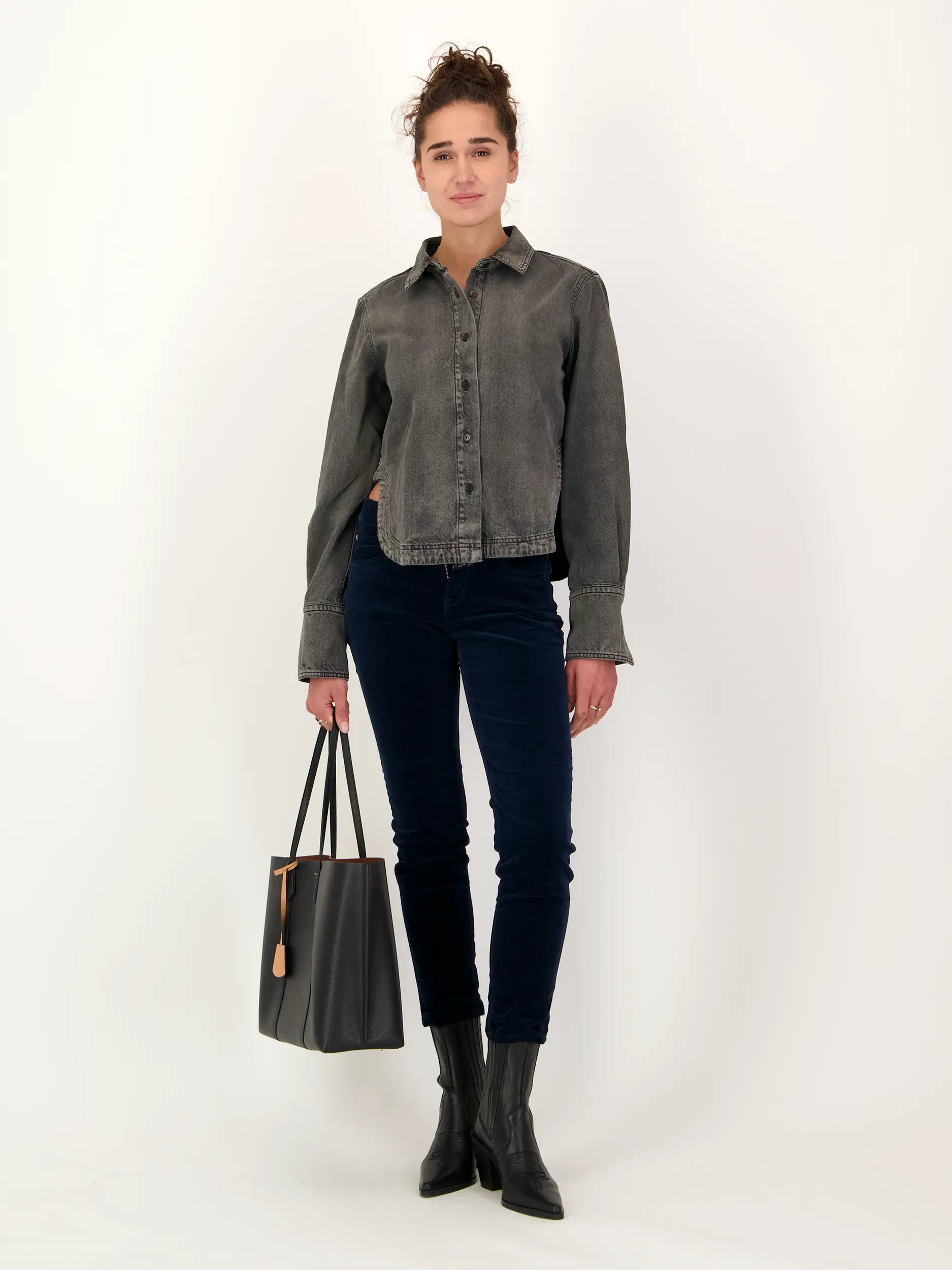 Jeansbluse langarm - Artikel Teil eines Outfits getragen von einem Modell - Farbe: Grau
