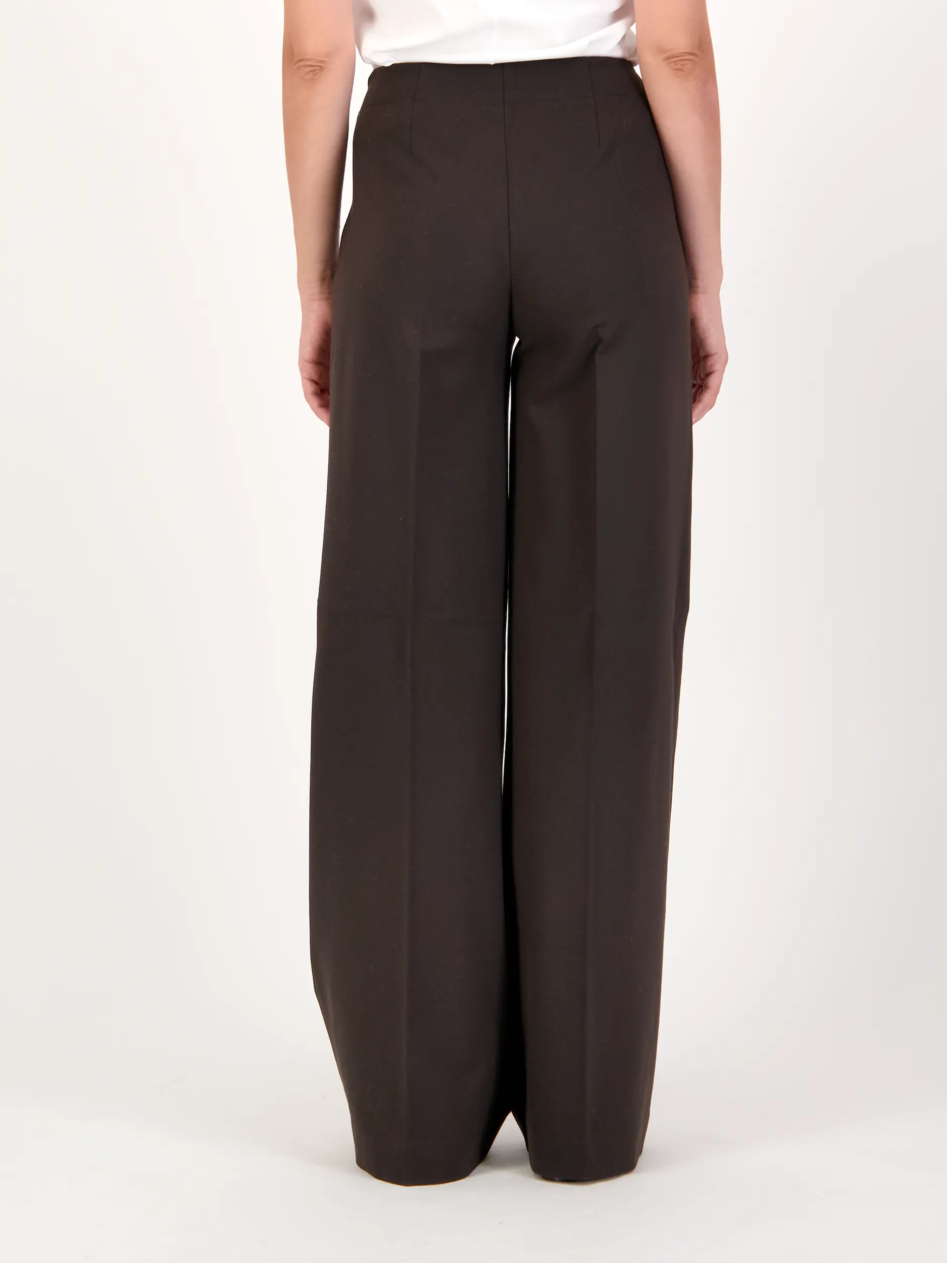 Bundfaltenhose 'Before' - Artikel Rückseite getragen von einem Modell - Farbe: Braun