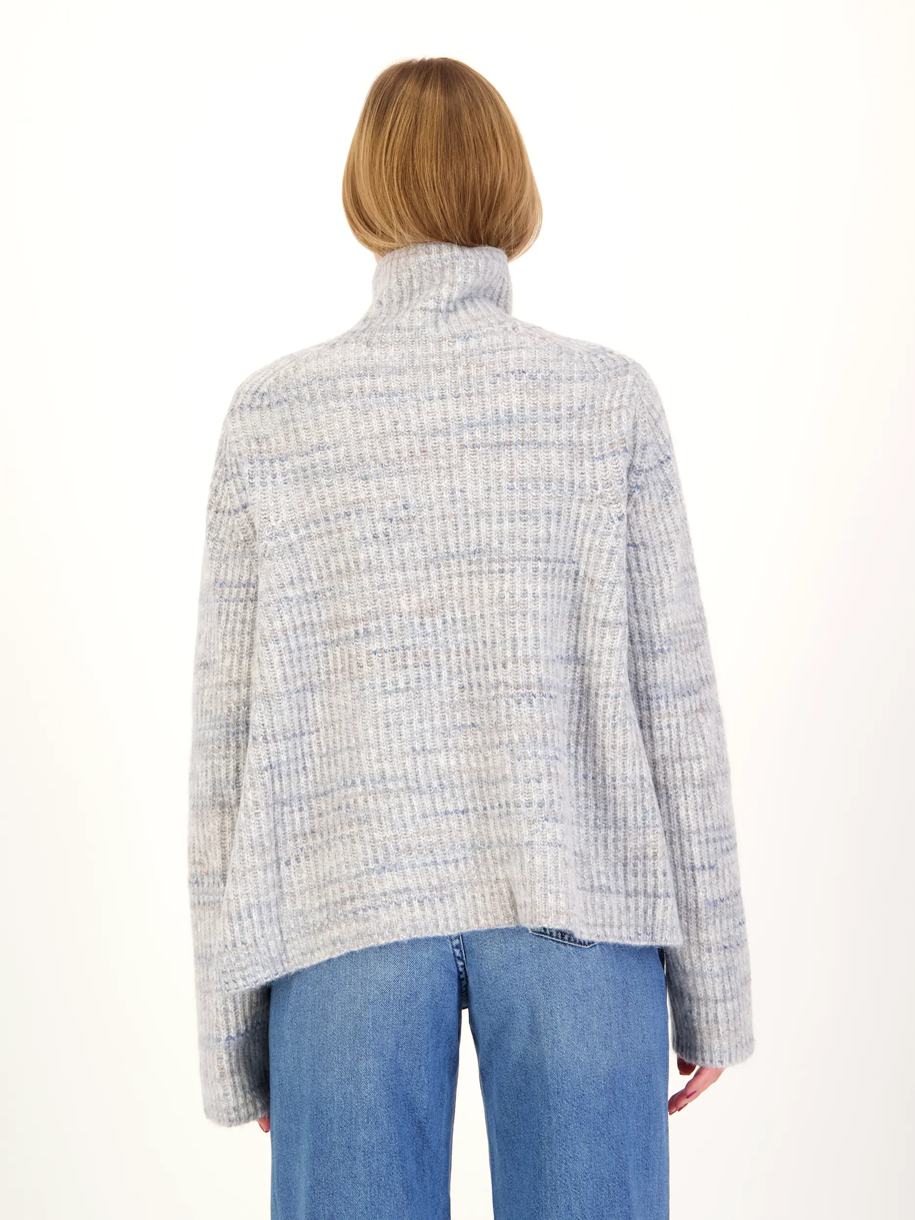 Pullover 'Varisa' aus Wolle langarm - Artikel Rückseite getragen von einem Modell - Farbe: Blau