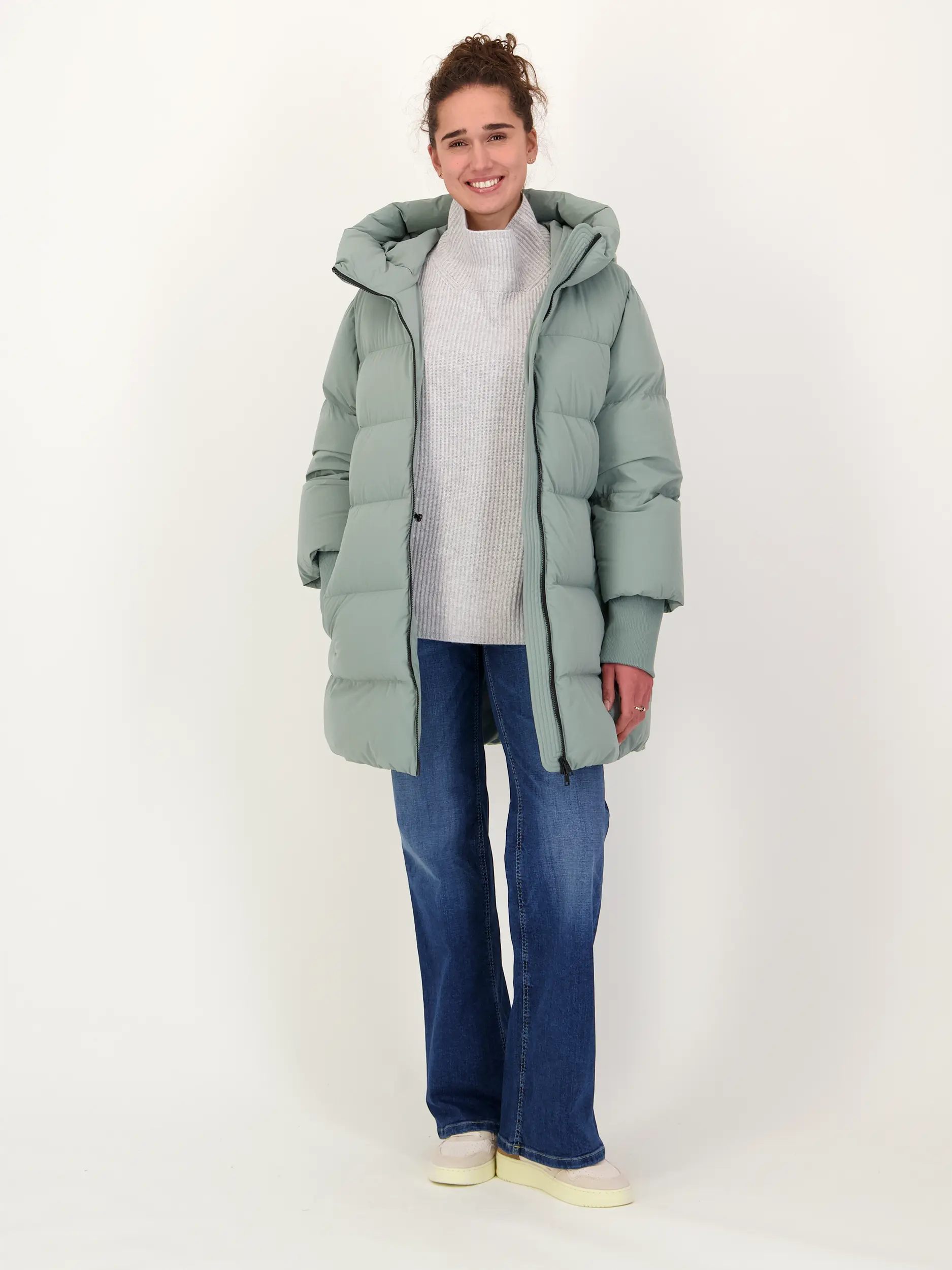 Daunenjacke 'Cloud Madison' - Artikel Teil eines Outfits getragen von einem Modell - Farbe: Grün