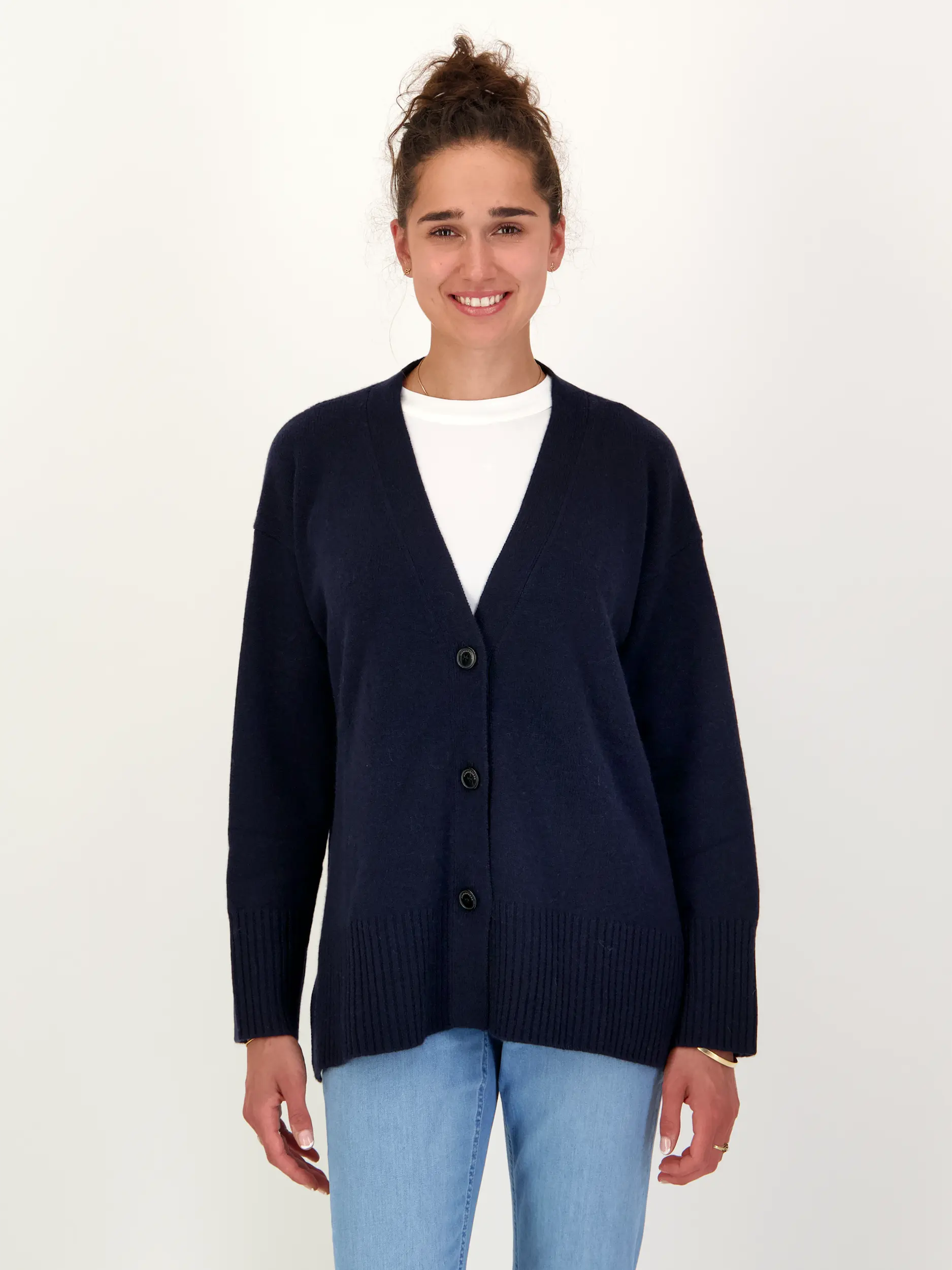 Strickjacke aus Kaschmir-Mix langarm - Artikel Vorderseite getragen von einem Modell - Farbe: Blau