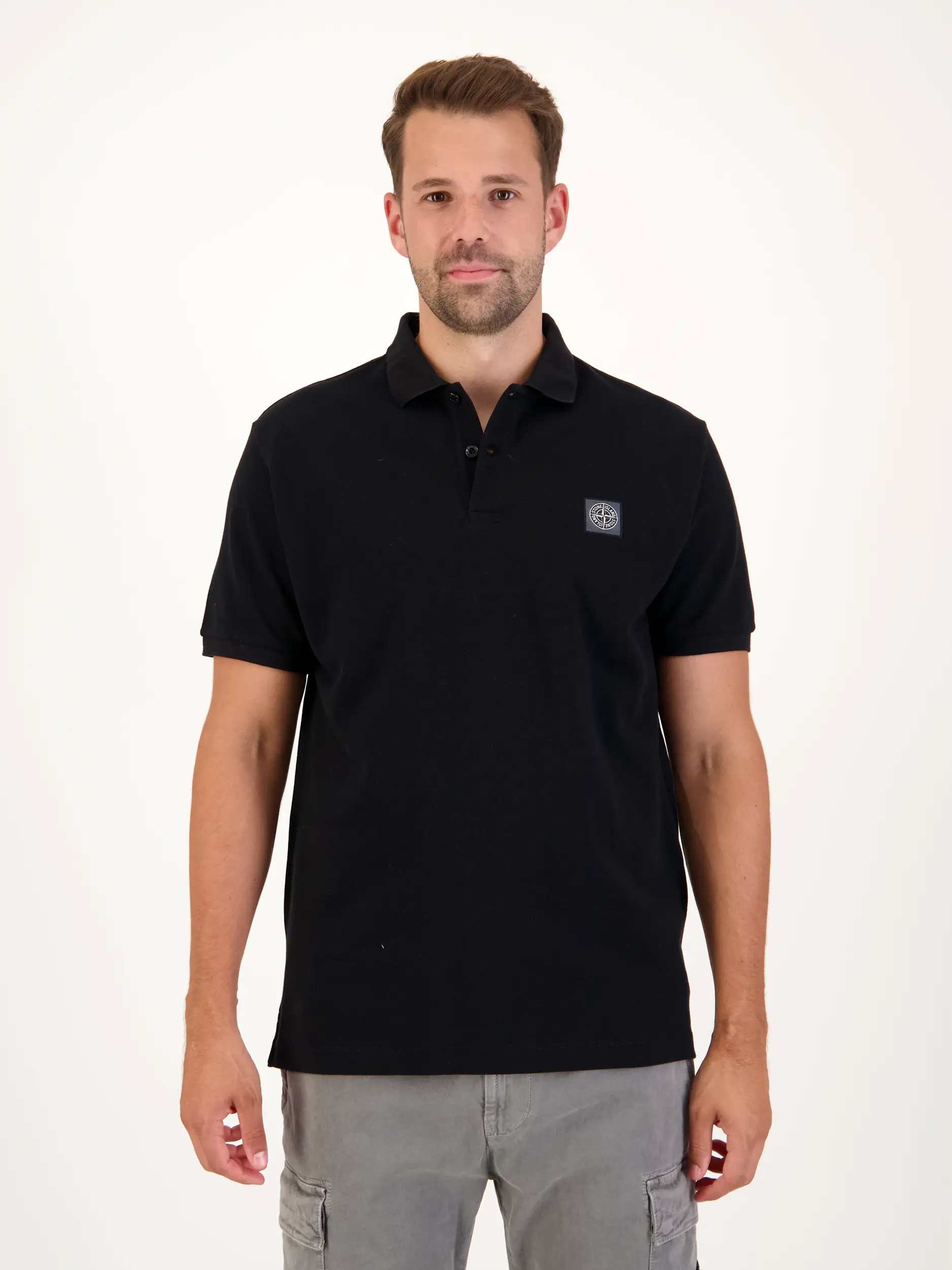 Poloshirt - Artikel Vorderseite getragen von einem Modell - Farbe: Schwarz