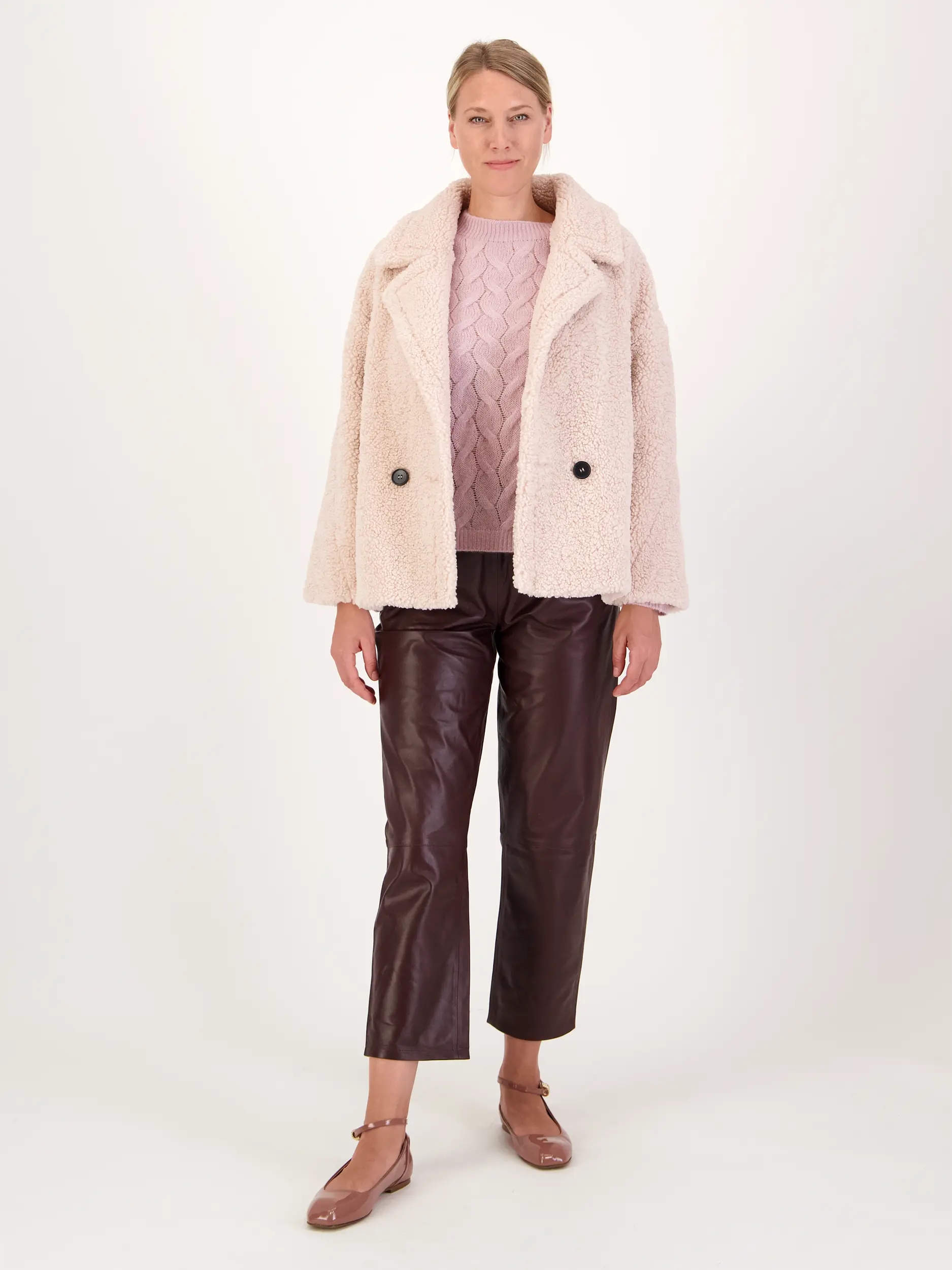 Teddyjacke 'Yogi' - Artikel Teil eines Outfits getragen von einem Modell - Farbe: Rosa&Pink