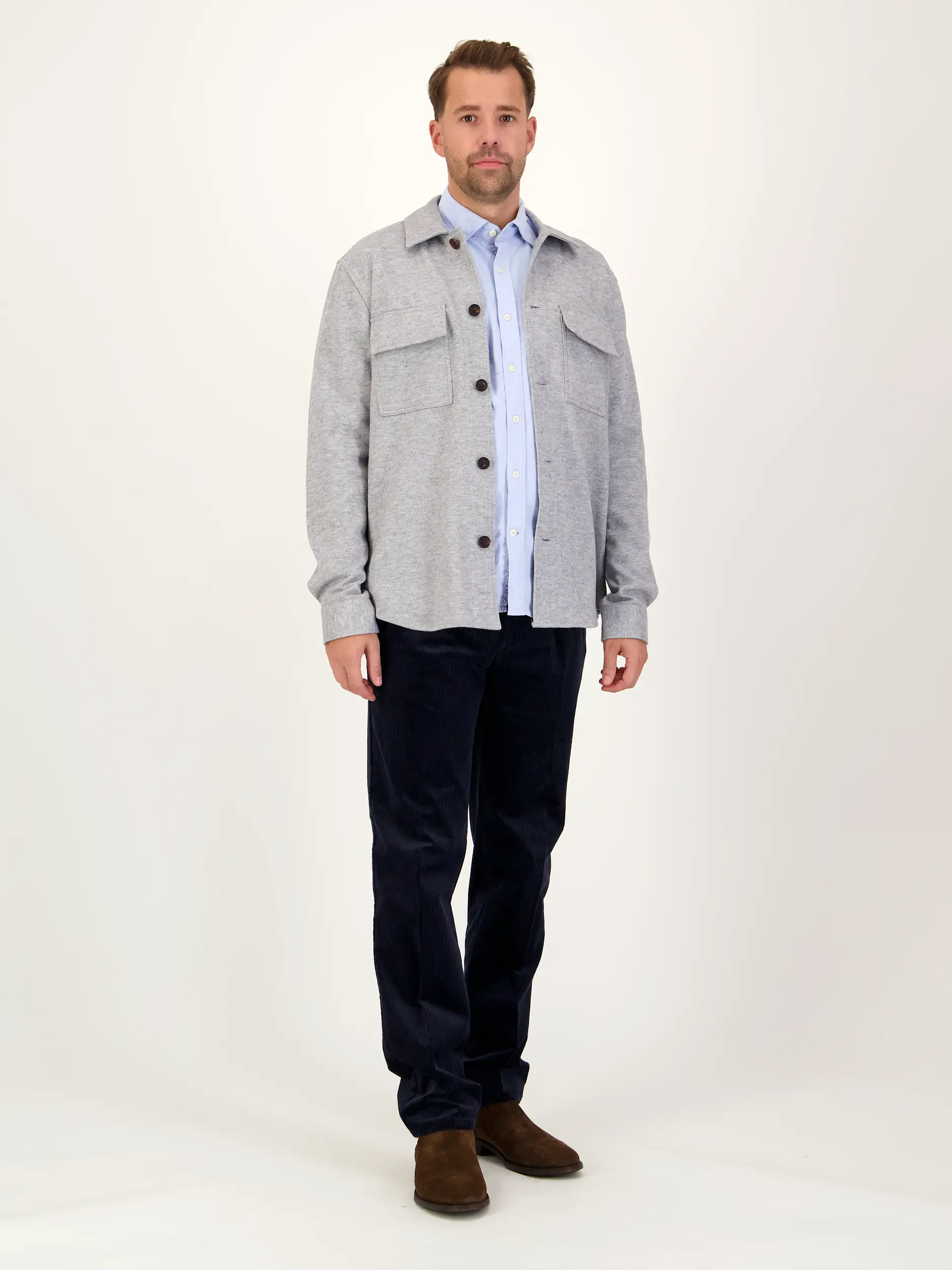 Overshirt aus Woll-Mix - Artikel Teil eines Outfits getragen von einem Modell - Farbe: Grau