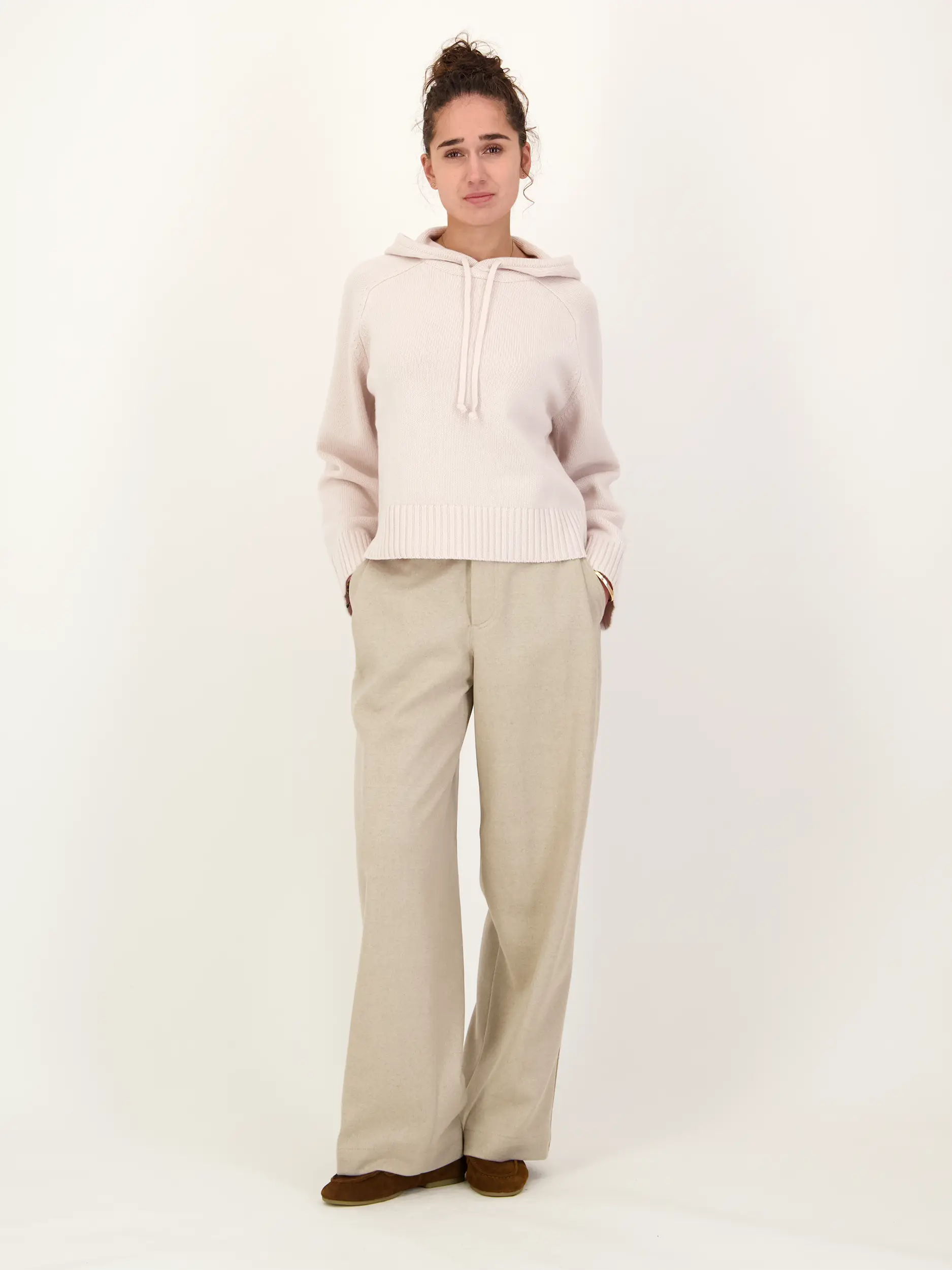 Wollhose 'Wrenna' - Artikel Teil eines Outfits getragen von einem Modell - Farbe: Beige