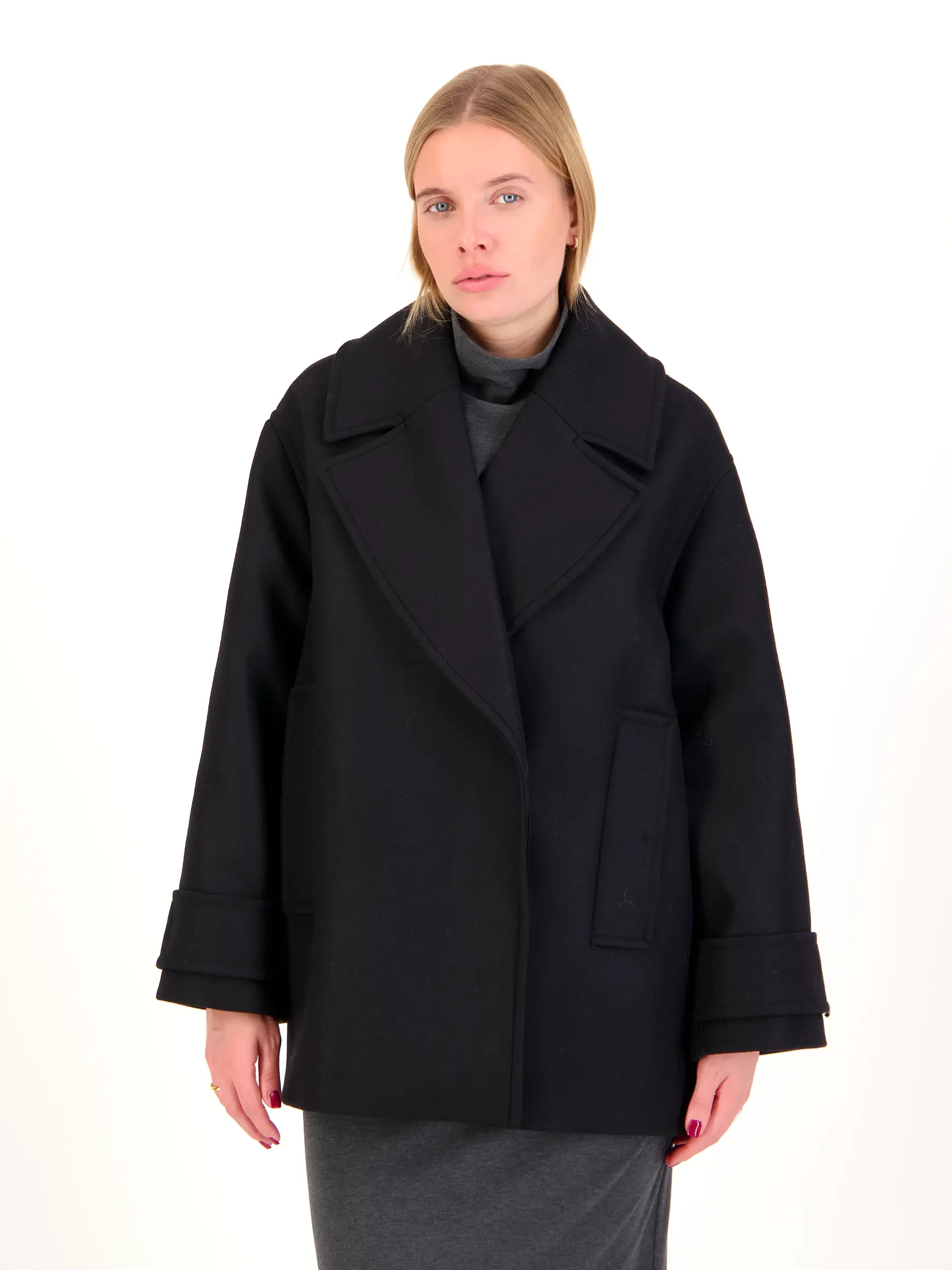 Cabanjacke aus Wolle - Artikel Vorderseite getragen von einem Modell - Farbe: Schwarz