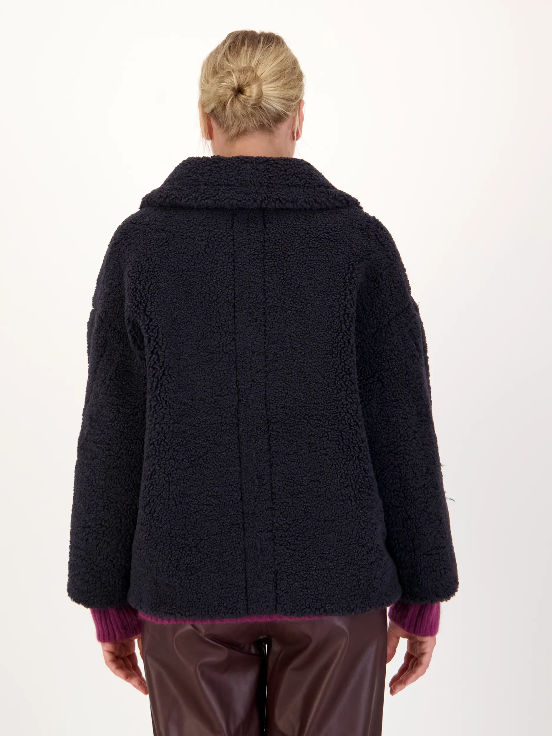 Teddyjacke 'Yogi' - Artikel Rückseite getragen von einem Modell - Farbe: Blau