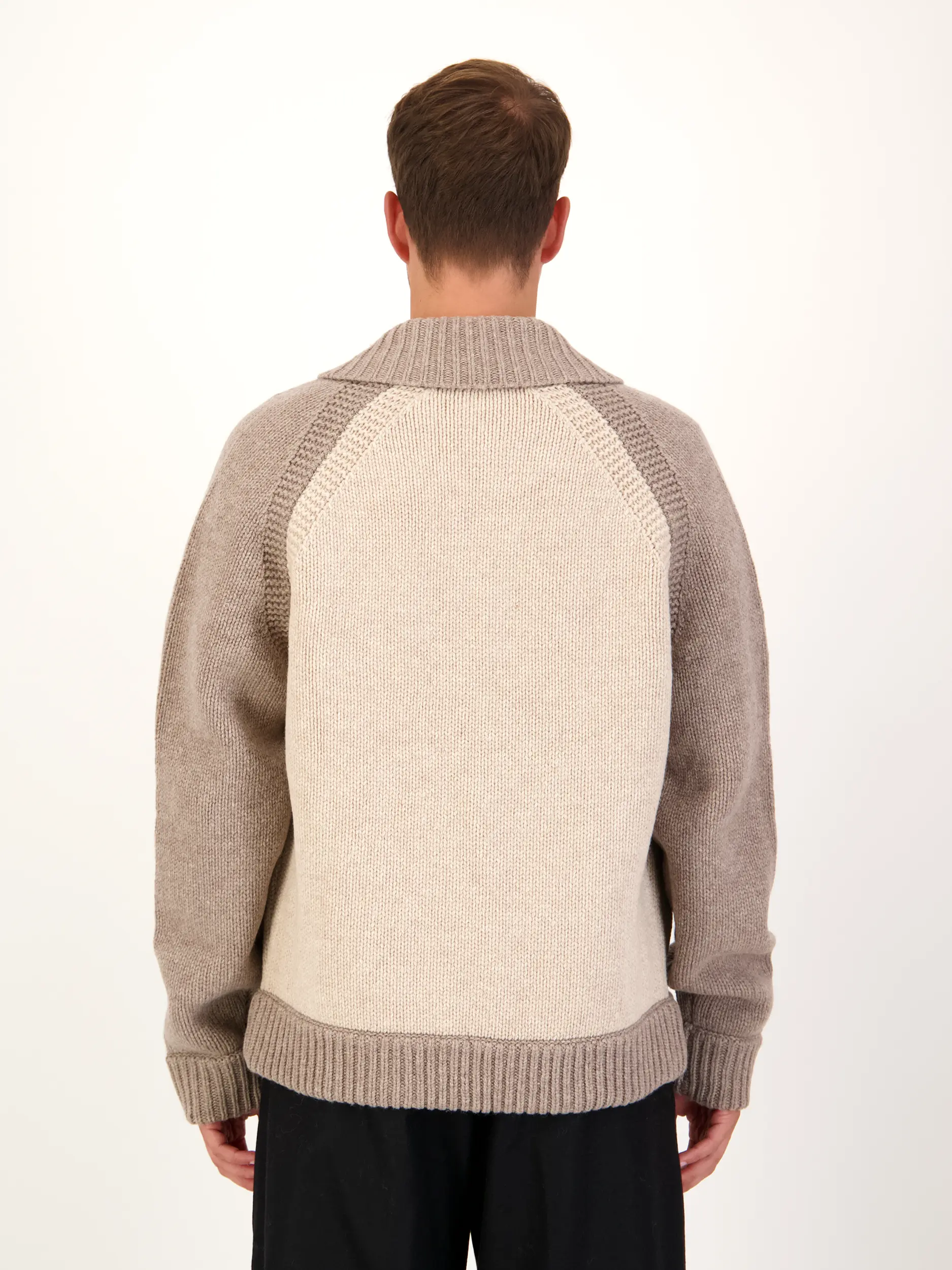 Strickjacke 'Lakyn' aus Wolle langarm - Artikel Rückseite getragen von einem Modell - Farbe: Beige