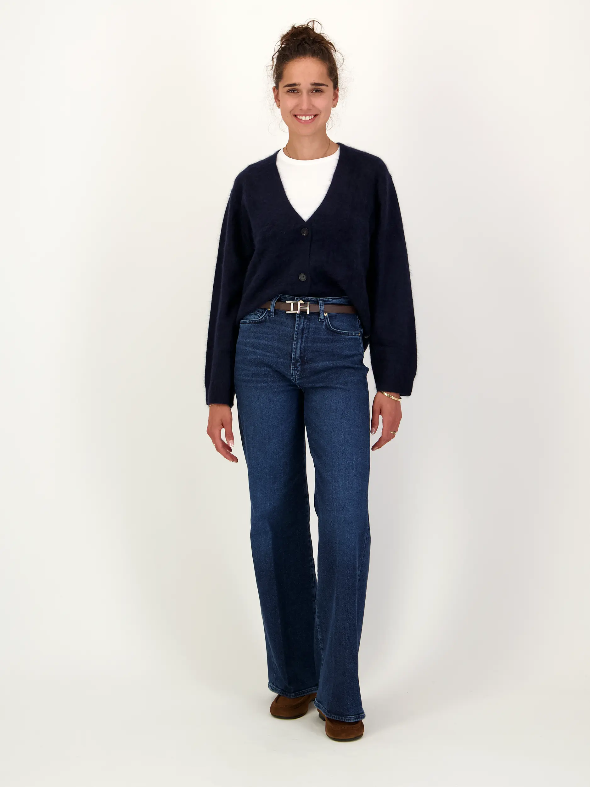 Strickjacke aus Kaschmir langarm - Artikel Teil eines Outfits getragen von einem Modell - Farbe: Blau