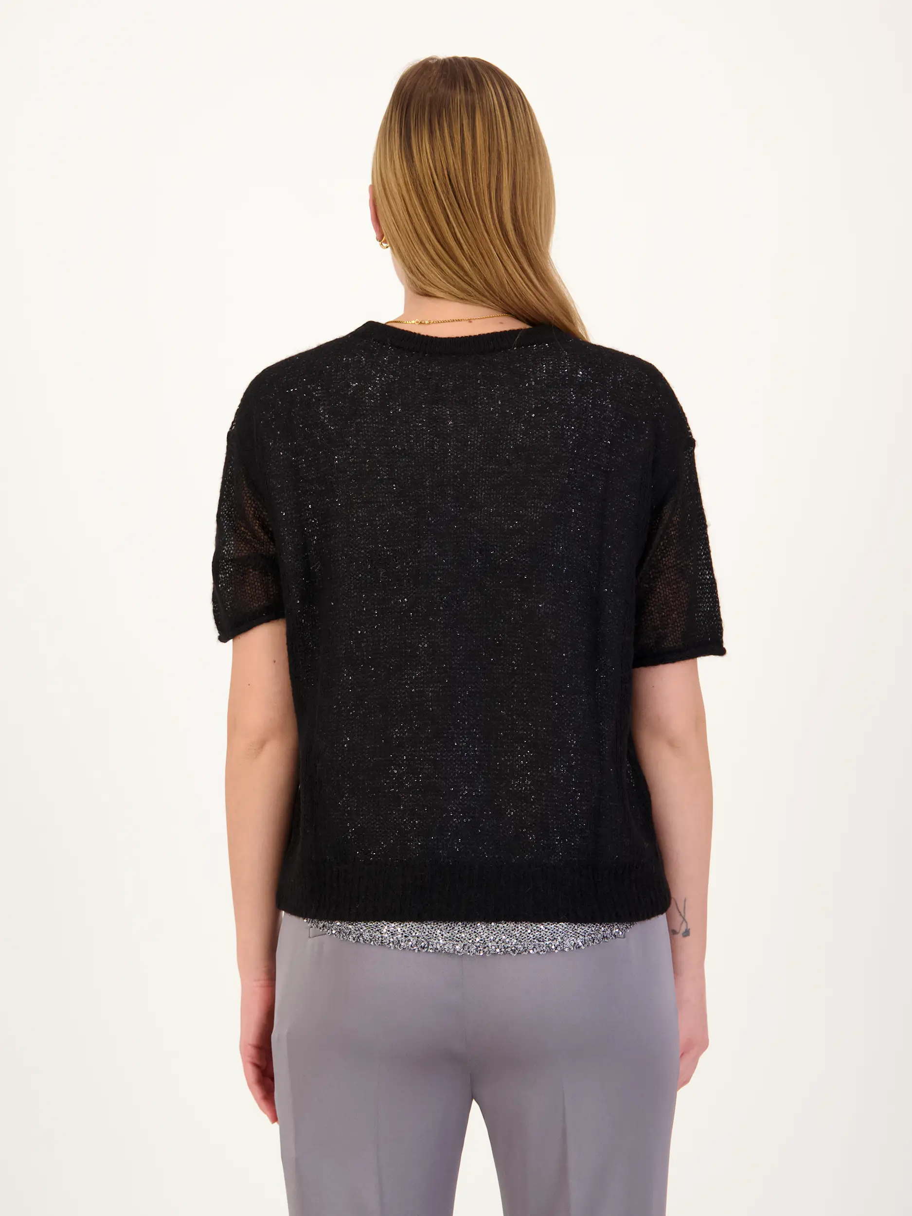 Pullover kurzarm - Artikel Rückseite getragen von einem Modell - Farbe: Schwarz