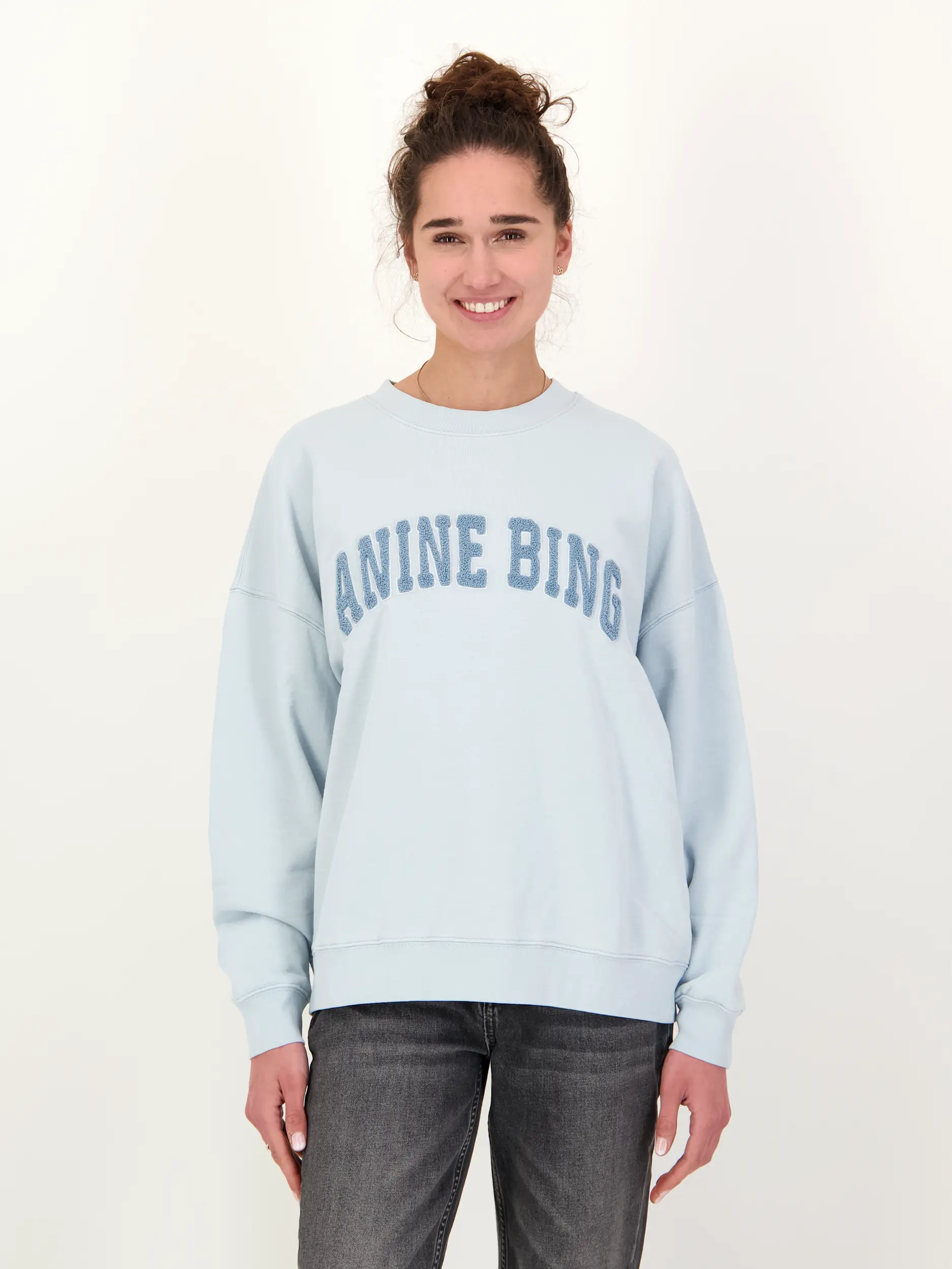 Sweatshirt 'Miles' - Artikel Vorderseite getragen von einem Modell - Farbe: Blau