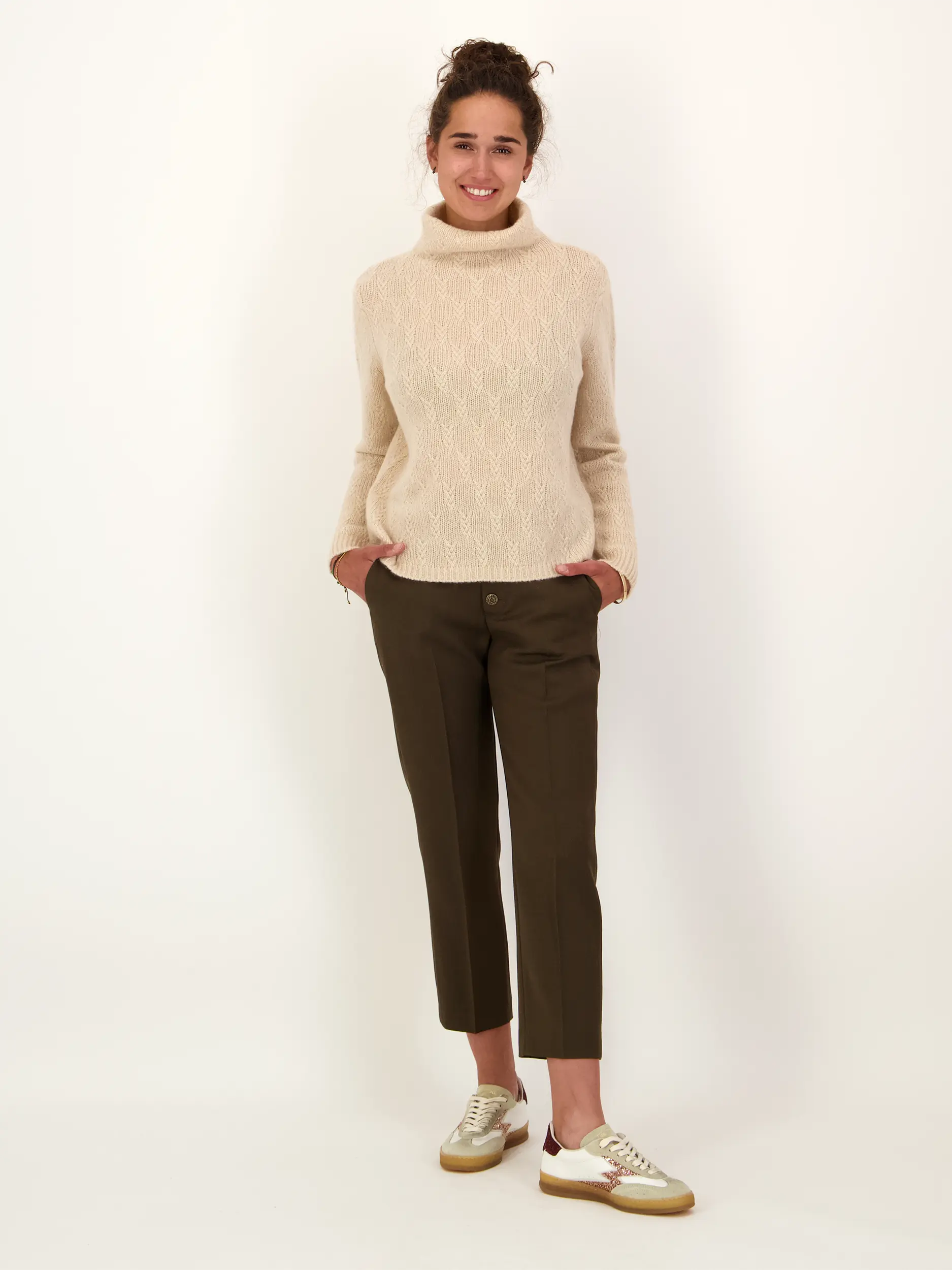 Pullover aus Kaschmir langarm - Artikel Teil eines Outfits getragen von einem Modell
