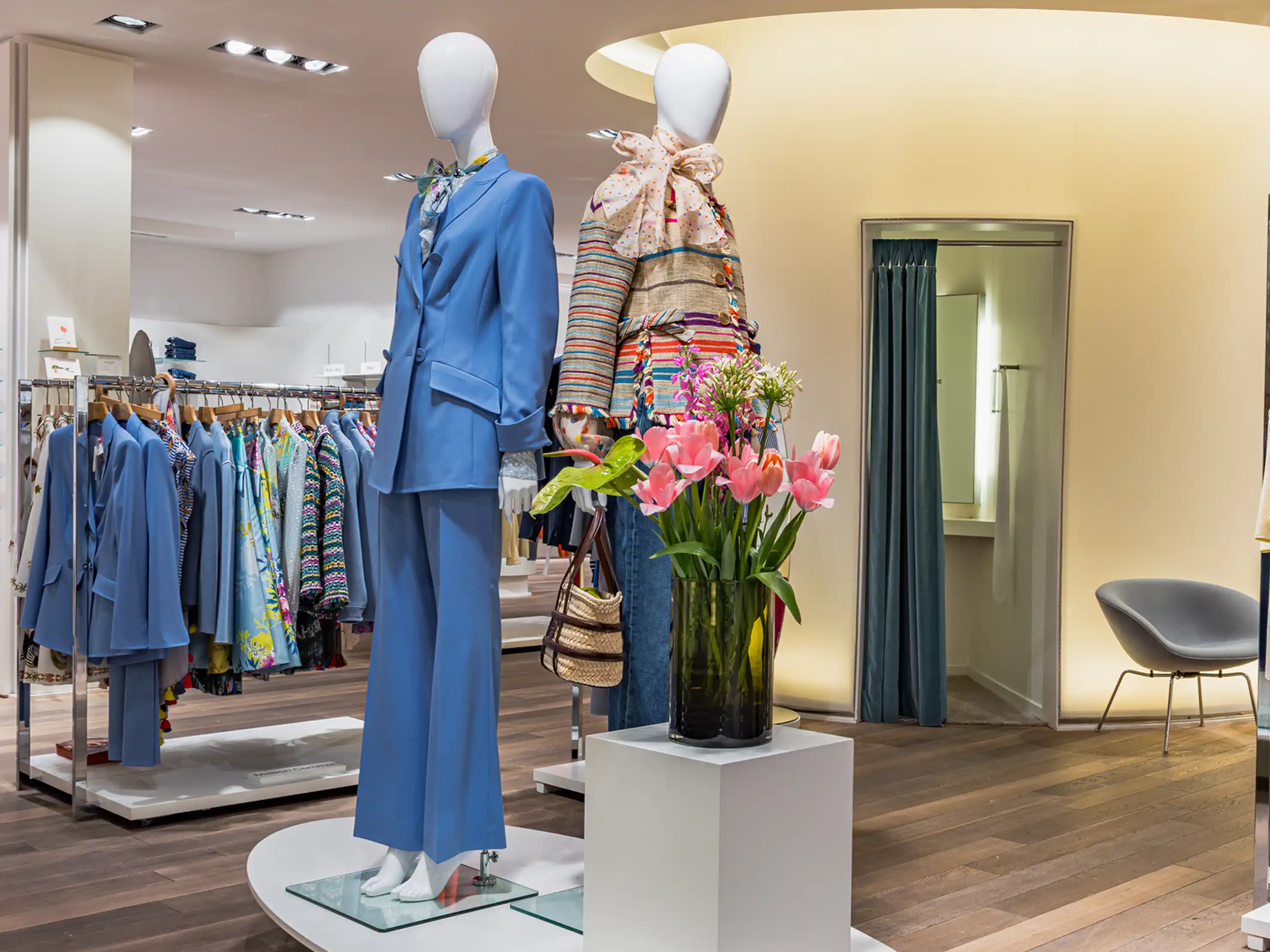 Hier ist eine Verkaufsfläche der Damenabteilung zu sehen