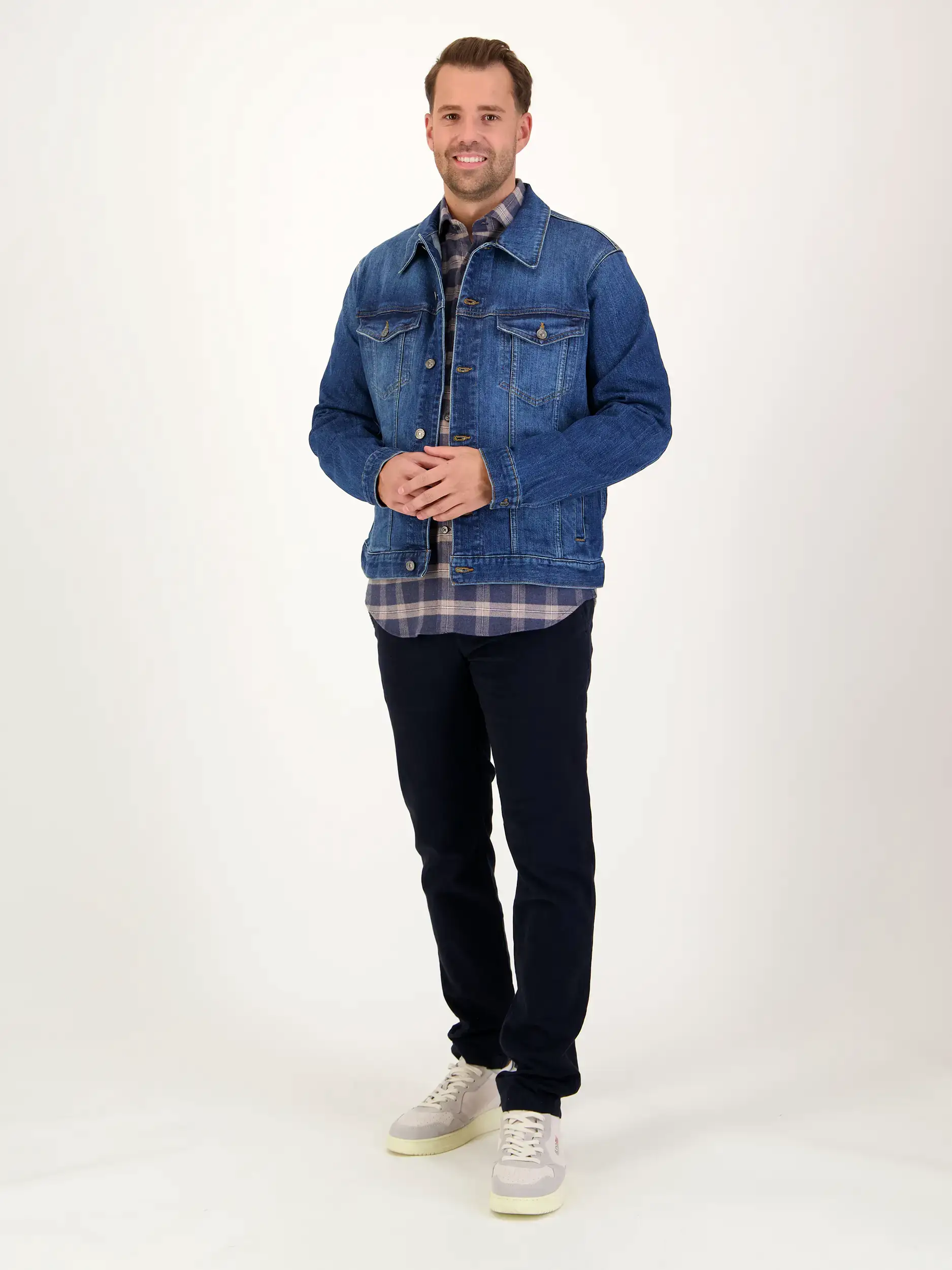 Jeansjacke - Artikel Teil eines Outfits getragen von einem Modell - Farbe: Blau