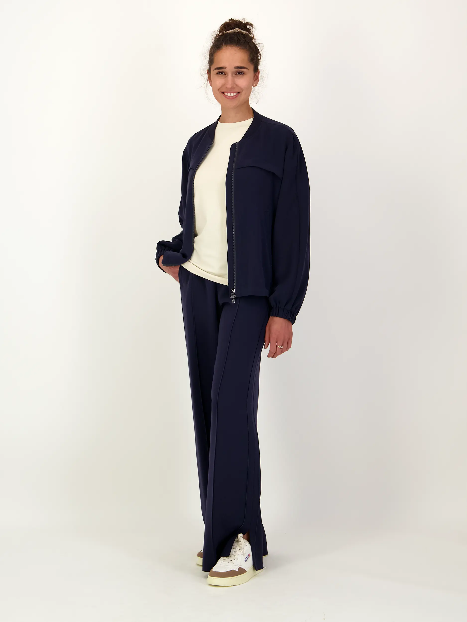 Bundfaltenhose 'Suzy' - Artikel Teil eines Outfits getragen von einem Modell - Farbe: Blau